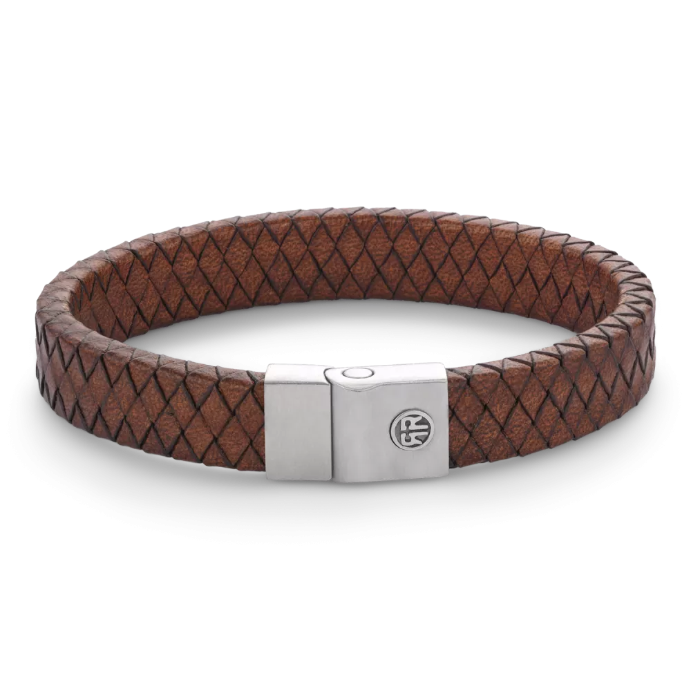 Deze Full Metal Premium armband van Rebel and Rose is een leren armband van 12 mm breed met een sluiting van edelstaal. Het R&R logo is in 3D op de sluiting aangebracht. De unieke (PSR*) sluiting bestaat uit twee delen die perfect in elkaar vallen, zonder dat daar hulpmiddelen als magneten voor nodig zijn. Het leer is met veel zorg en vakmanschap handmatig gelooid en gevlochten door de ambachtslieden van Rebel and Rose. Meet je polsomtrek op en kijk in de maattabel voor de juiste keuze. De armbanden combineren goed met onze kralenarmbanden.