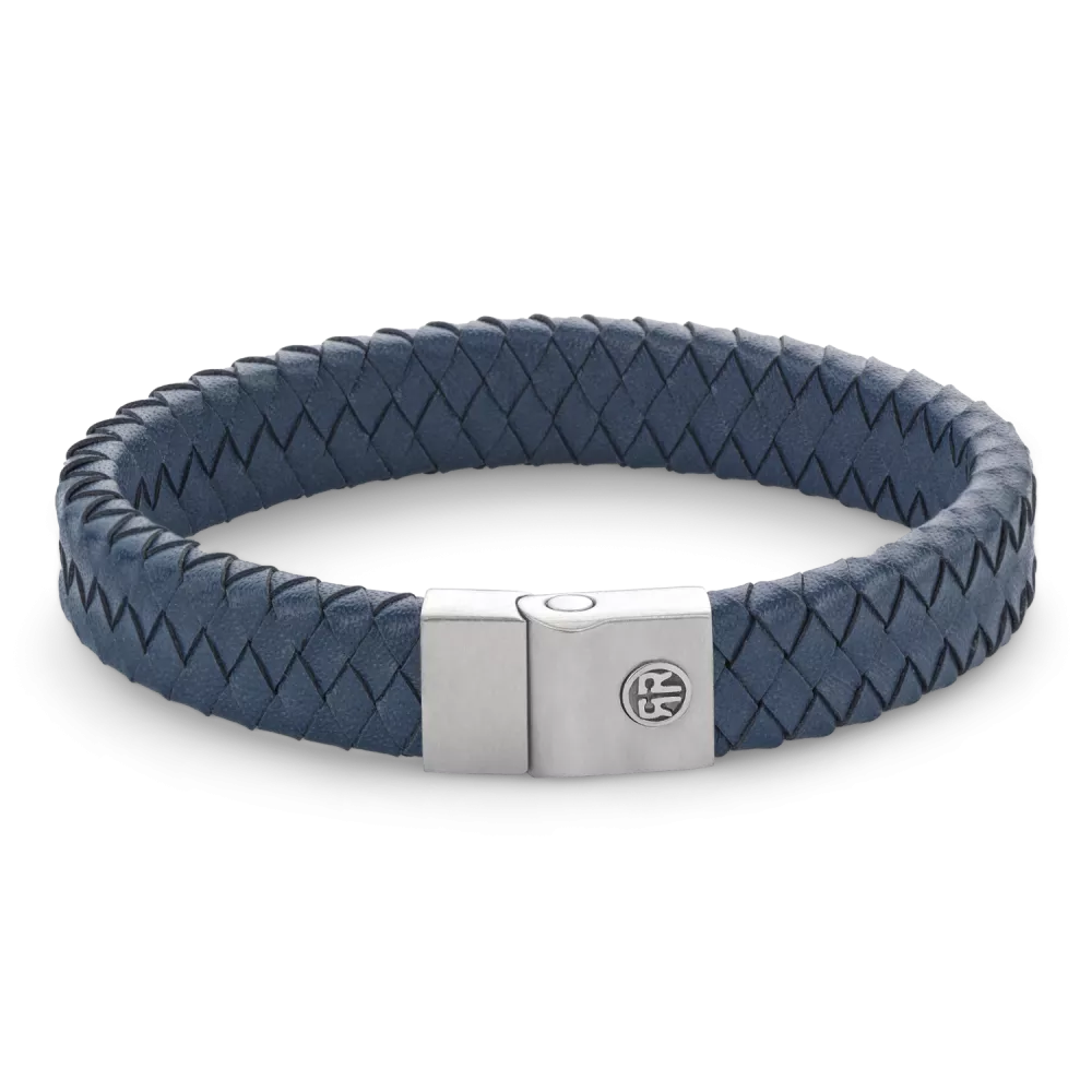 Deze Full Metal Premium armband van Rebel and Rose is een leren armband van 12 mm breed met een sluiting van edelstaal. Het R&R logo is in 3D op de sluiting aangebracht. De unieke (PSR*) sluiting bestaat uit twee delen die perfect in elkaar vallen, zonder dat daar hulpmiddelen als magneten voor nodig zijn. Het leer is met veel zorg en vakmanschap handmatig gelooid en gevlochten door de ambachtslieden van Rebel and Rose. Meet je polsomtrek op en kijk in de maattabel voor de juiste keuze. De armbanden combineren goed met onze kralenarmbanden.