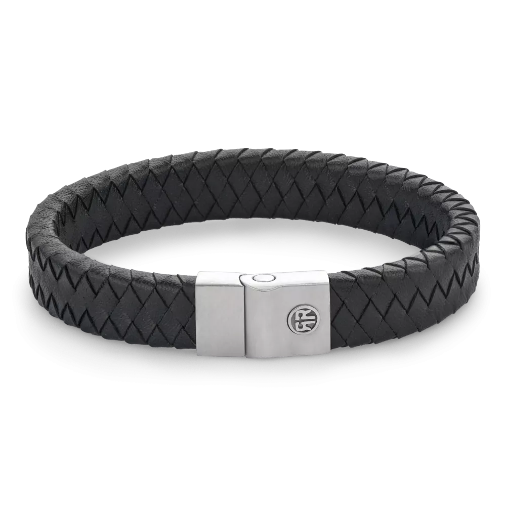 Deze Full Metal Premium armband van Rebel and Rose is een leren armband van 12 mm breed met een sluiting van edelstaal. Het R&R logo is in 3D op de sluiting aangebracht. De unieke (PSR*) sluiting bestaat uit twee delen die perfect in elkaar vallen, zonder dat daar hulpmiddelen als magneten voor nodig zijn. Het leer is met veel zorg en vakmanschap handmatig gelooid en gevlochten door de ambachtslieden van Rebel and Rose. Meet je polsomtrek op en kijk in de maattabel voor de juiste keuze. De armbanden combineren goed met onze kralenarmbanden.