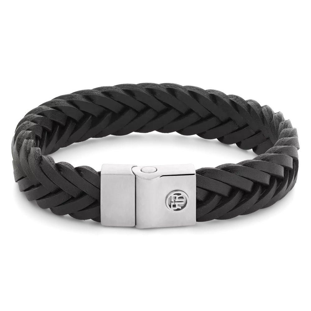 Deze Full Metal Premium armband van Rebel and Rose is een leren armband van 12 mm breed met een sluiting van edelstaal. Het R&R logo is in 3D op de sluiting aangebracht. De unieke (PSR*) sluiting bestaat uit twee delen die perfect in elkaar vallen, zonder dat daar hulpmiddelen als magneten voor nodig zijn. Het leer is met veel zorg en vakmanschap handmatig gelooid en gevlochten door de ambachtslieden van Rebel and Rose. Meet je polsomtrek op en kijk in de maattabel voor de juiste keuze. De armbanden combineren goed met onze kralenarmbanden.