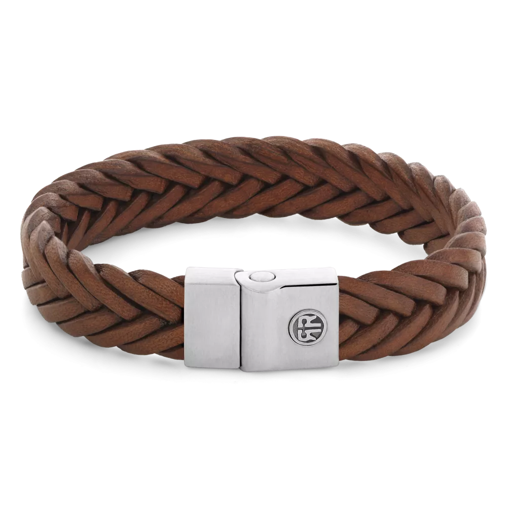 Deze Full Metal Premium armband van Rebel and Rose is een leren armband van 12 mm breed met een sluiting van edelstaal. Het R&R logo is in 3D op de sluiting aangebracht. De unieke (PSR*) sluiting bestaat uit twee delen die perfect in elkaar vallen, zonder dat daar hulpmiddelen als magneten voor nodig zijn. Het leer is met veel zorg en vakmanschap handmatig gelooid en gevlochten door de ambachtslieden van Rebel and Rose. Meet je polsomtrek op en kijk in de maattabel voor de juiste keuze. De armbanden combineren goed met onze kralenarmbanden.
