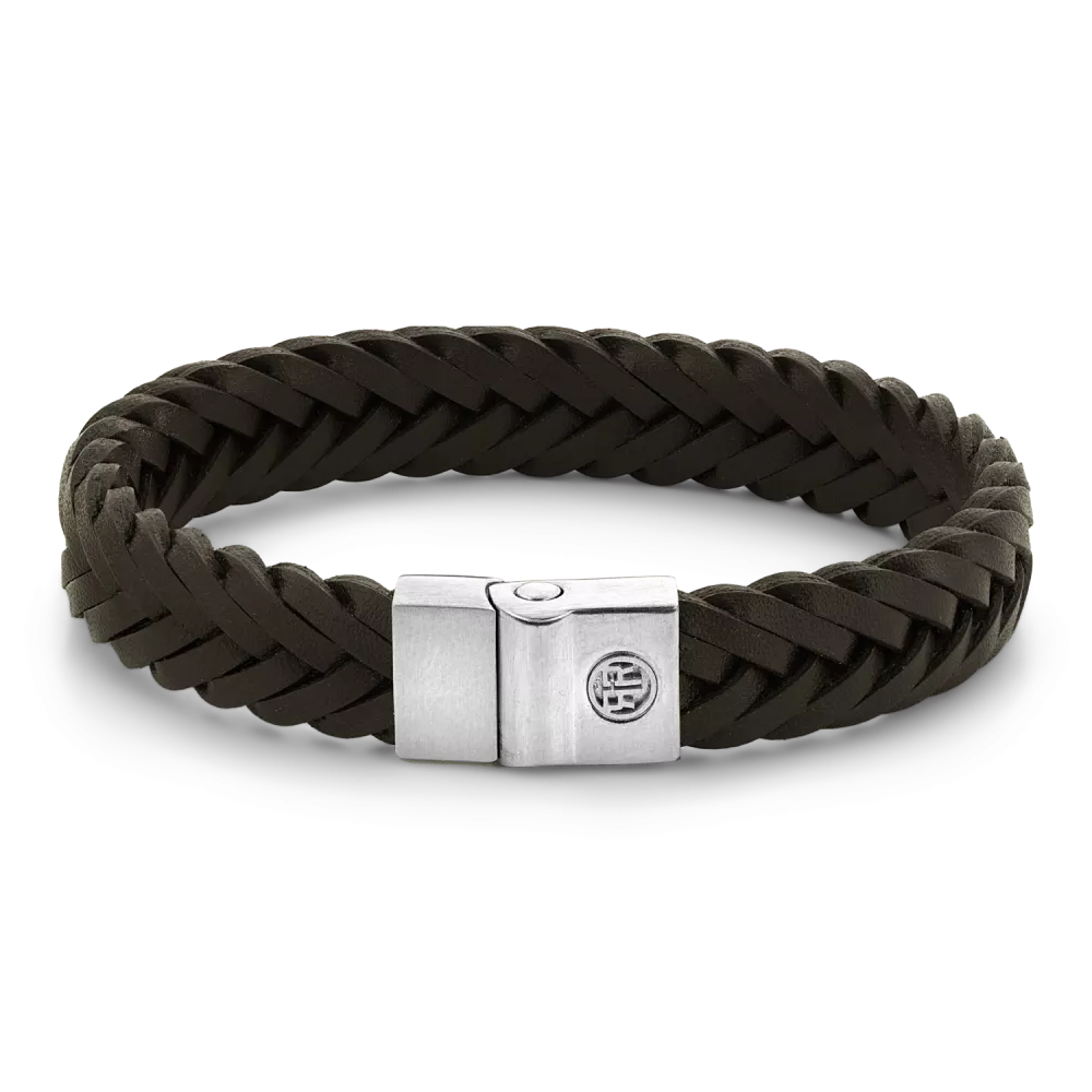 Deze Full Metal Premium armband van Rebel and Rose is een leren armband van 12 mm breed met een sluiting van edelstaal. Het R&R logo is in 3D op de sluiting aangebracht. De unieke (PSR*) sluiting bestaat uit twee delen die perfect in elkaar vallen, zonder dat daar hulpmiddelen als magneten voor nodig zijn. Het leer is met veel zorg en vakmanschap handmatig gelooid en gevlochten door de ambachtslieden van Rebel and Rose. Meet je polsomtrek op en kijk in de maattabel voor de juiste keuze. De armbanden combineren goed met onze kralenarmbanden.