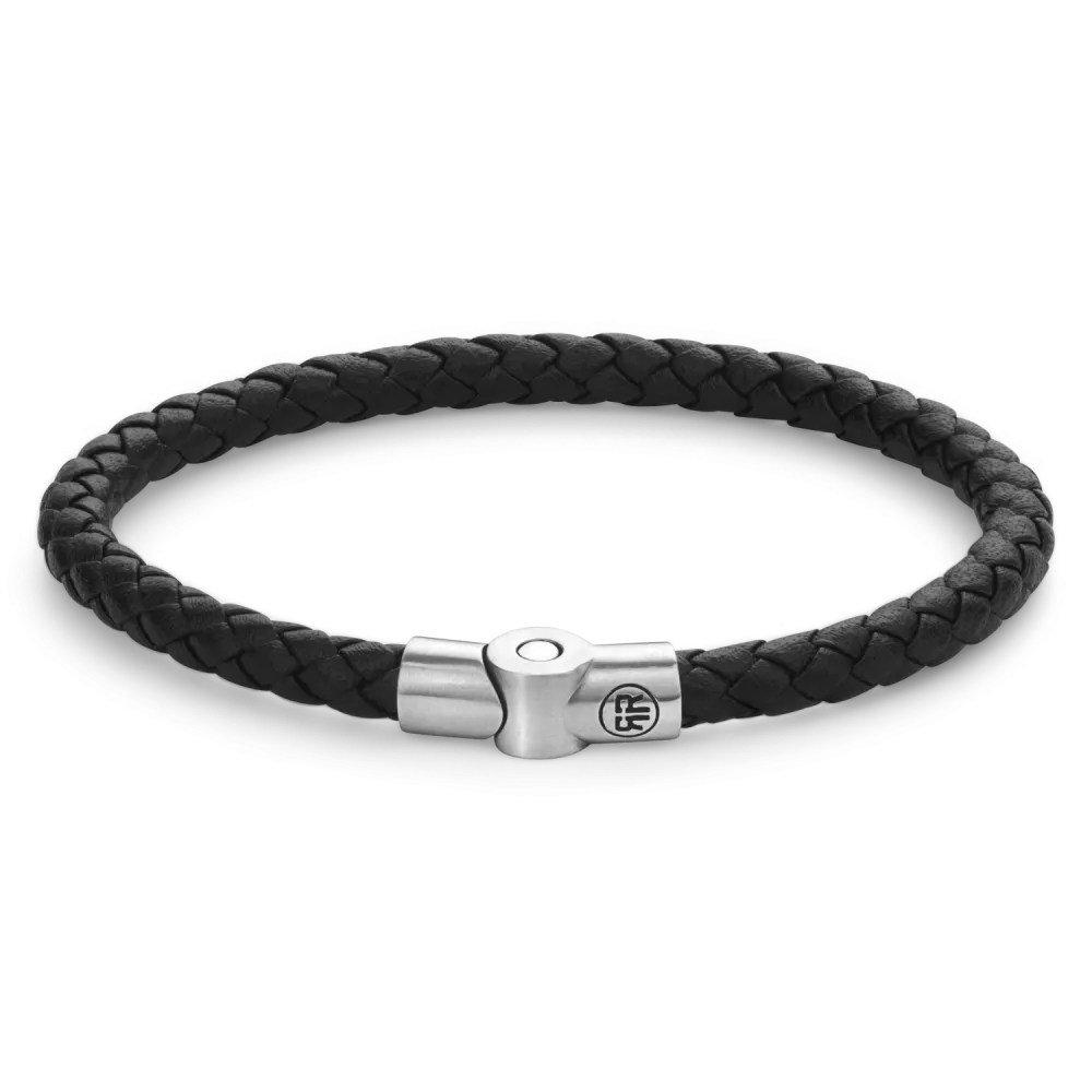 De Full Metal armband van Rebel and Rose is een ronde gevlochten leren armband van 5 mm breed met een sluiting van edelstaal. De unieke (PSR*) sluiting bestaat uit twee delen die perfect in elkaar vallen, zonder dat daar hulpmiddelen als magneten voor nodig zijn. Meet je polsomtrek op en kijk in de maattabel voor de juiste keuze. De armbanden combineren goed met onze kralenarmbanden. 