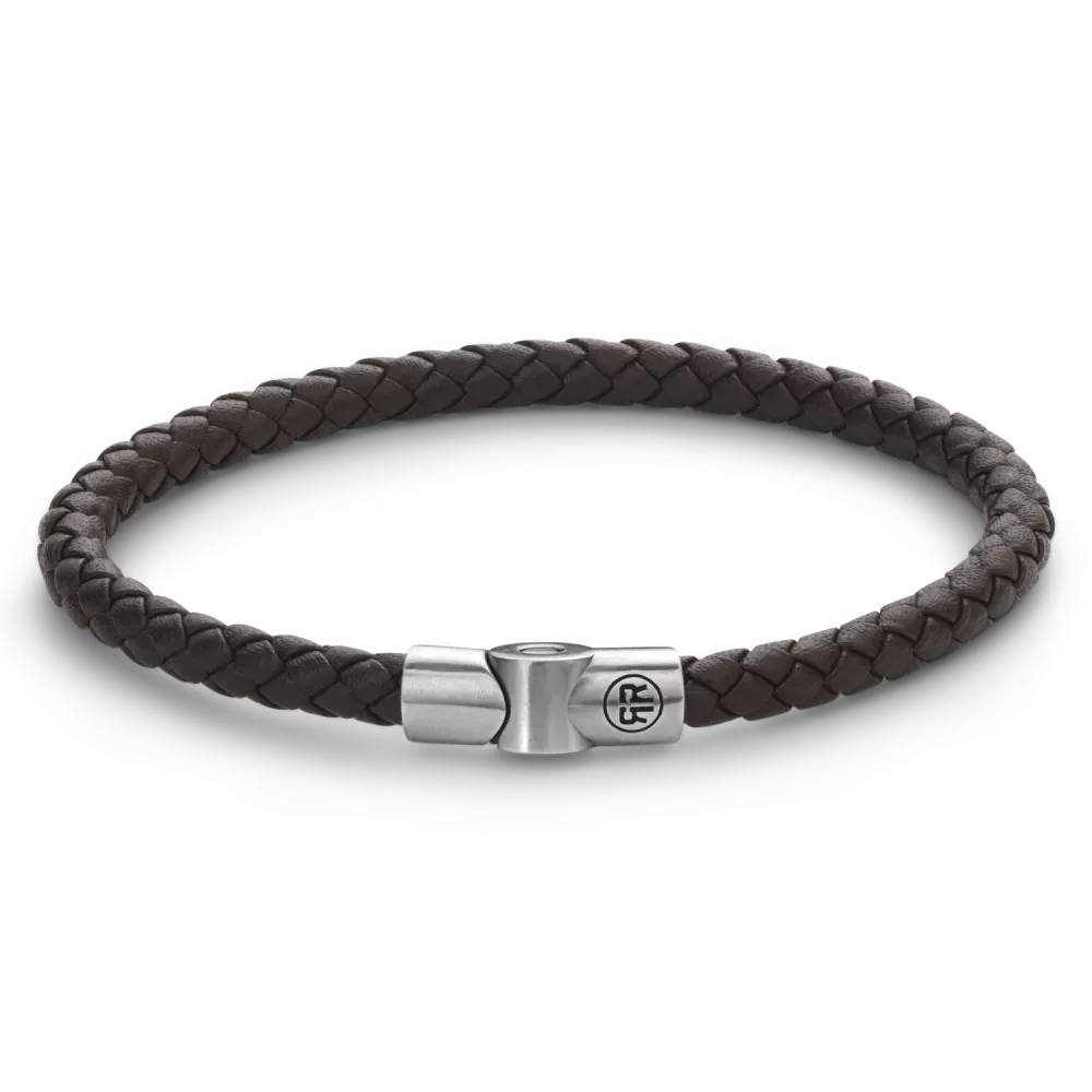 De Full Metal armband van Rebel and Rose is een ronde gevlochten leren armband van 5 mm breed met een sluiting van edelstaal. De unieke (PSR*) sluiting bestaat uit twee delen die perfect in elkaar vallen, zonder dat daar hulpmiddelen als magneten voor nodig zijn. Meet je polsomtrek op en kijk in de maattabel voor de juiste keuze. De armbanden combineren goed met onze kralenarmbanden.