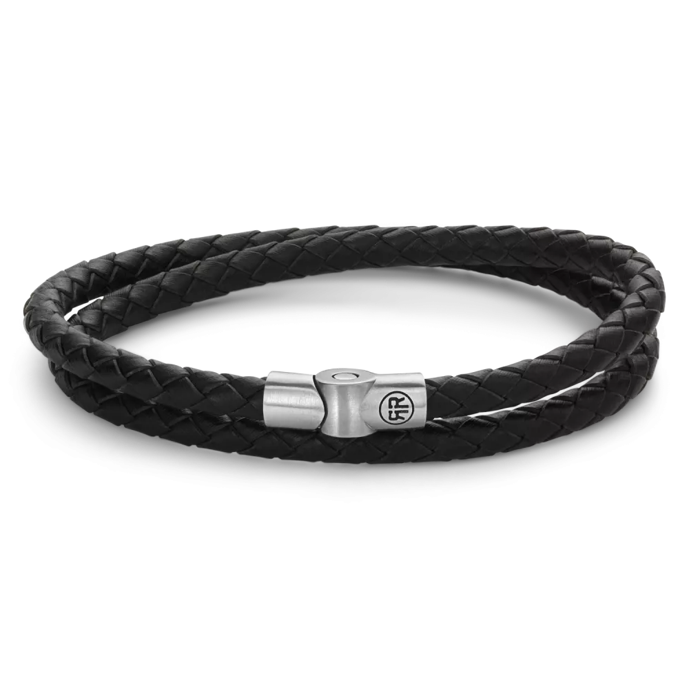 De Full Metal armband van Rebel and Rose is een ronde gevlochten leren armband van 5 mm breed met een sluiting van edelstaal. De unieke (PSR*) sluiting bestaat uit twee delen die perfect in elkaar vallen, zonder dat daar hulpmiddelen als magneten voor nodig zijn. Meet je polsomtrek op en kijk in de maattabel voor de juiste keuze. De armbanden combineren goed met onze kralenarmbanden.
