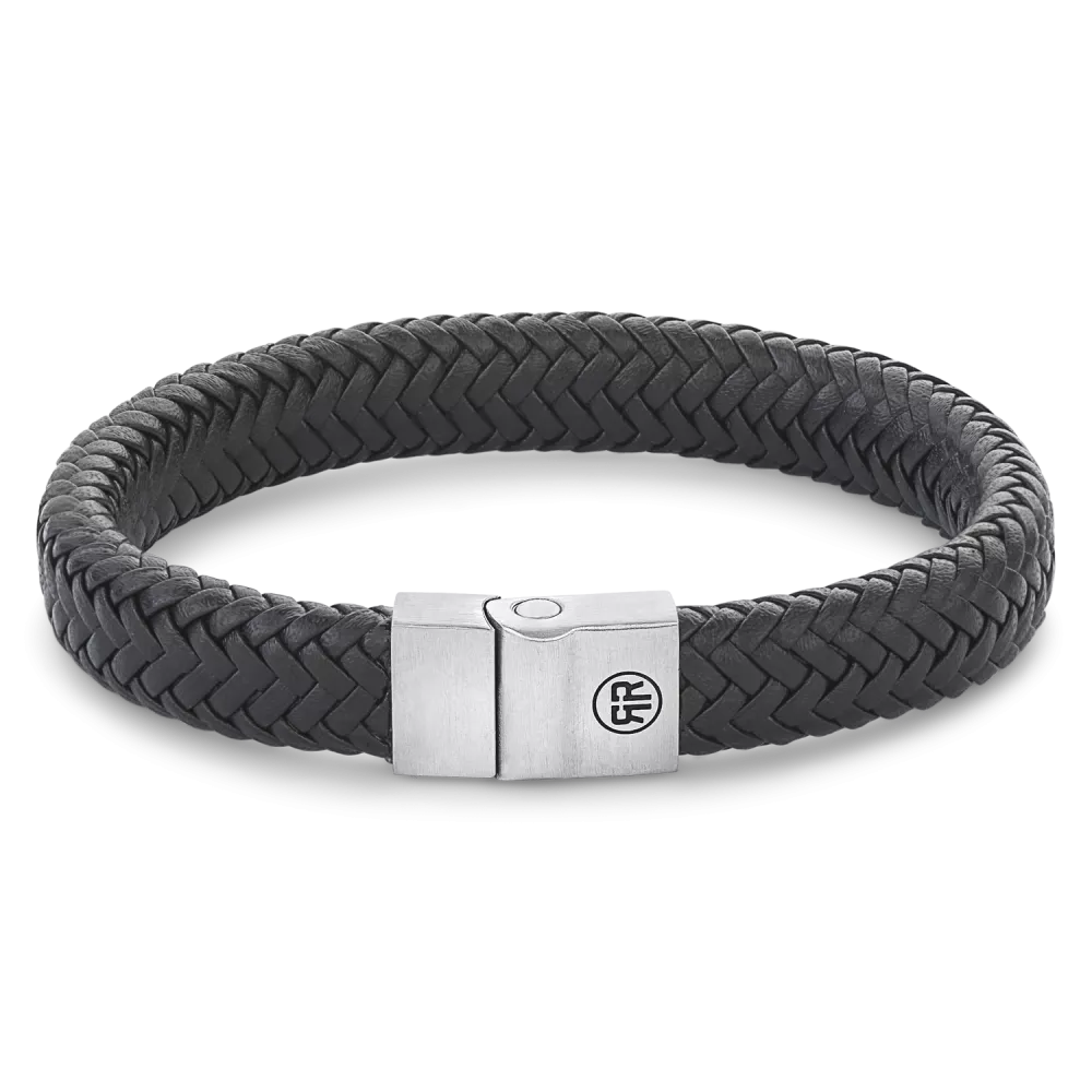 De Full Metal armband van Rebel and Rose is een leren armband van 12 mm breed met een sluiting van edelstaal. De unieke (PSR*) sluiting bestaat uit twee delen die perfect in elkaar vallen, zonder dat daar hulpmiddelen als magneten voor nodig zijn. Meet je polsomtrek op en kijk in de maattabel voor de juiste keuze. De armbanden combineren goed met onze kralenarmbanden.