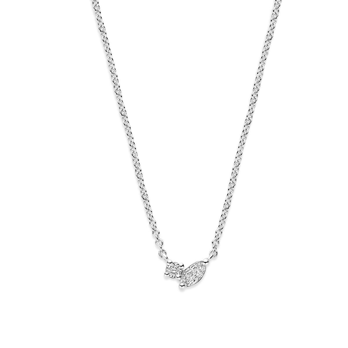 De 14K witgouden collier met diamant van 0,14ct is een verfijnd sieraad met een zilverkleurige uitstraling. Het collier is gemaakt van 14-karaats goud en bevat een schitterende diamant. Perfect voor speciale gelegenheden. Draag het als een opvallend stuk boven op een elegante jurk of blouse voor een tijdloze, chique uitstraling. Modelnummer: 8718834895373.
