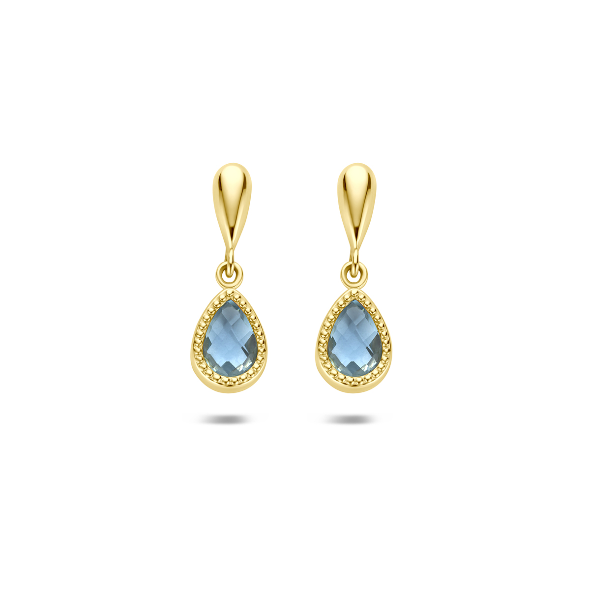 Je M'Aime 9 karaat geel gouden oorhangers met blauw topaas. De oorhangers hebben een afmeting van 7.5x5.5 en een totale hoogte van 17.5mm. De topaas heeft een afmeting van 6.5x4.5mm.