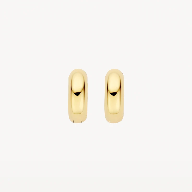Tijdloze 14 karaat geelgouden creolen met een elegante, bolle vormgeving en een handige klapsluiting. Met een diameter van 11,3 mm en een dikte van 3,1 mm vormen deze oorbellen de perfecte basis voor elke sieradencollectie. Verkrijgbaar bij Juwelier Rijk aan de Heiligeweg 10 in Amsterdam.