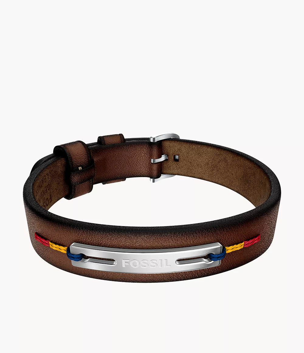 Zacht bruin leer vormt de basis van deze armband, die is afgewerkt met rode, gele en blauwe stiksels voor een opvallend kleurcontrast. Het zilverkleurige naamplaatje vormt het middelpunt van het ontwerp, terwijl de gespsluiting zorgt voor een verstelbare pasvorm.Zacht bruin leer vormt de basis van deze armband, die is afgewerkt met rode, gele en blauwe stiksels voor een opvallend kleurcontrast. Het zilverkleurige naamplaatje vormt het middelpunt van het ontwerp, terwijl de gespsluiting zorgt voor een verstelbare pasvorm.