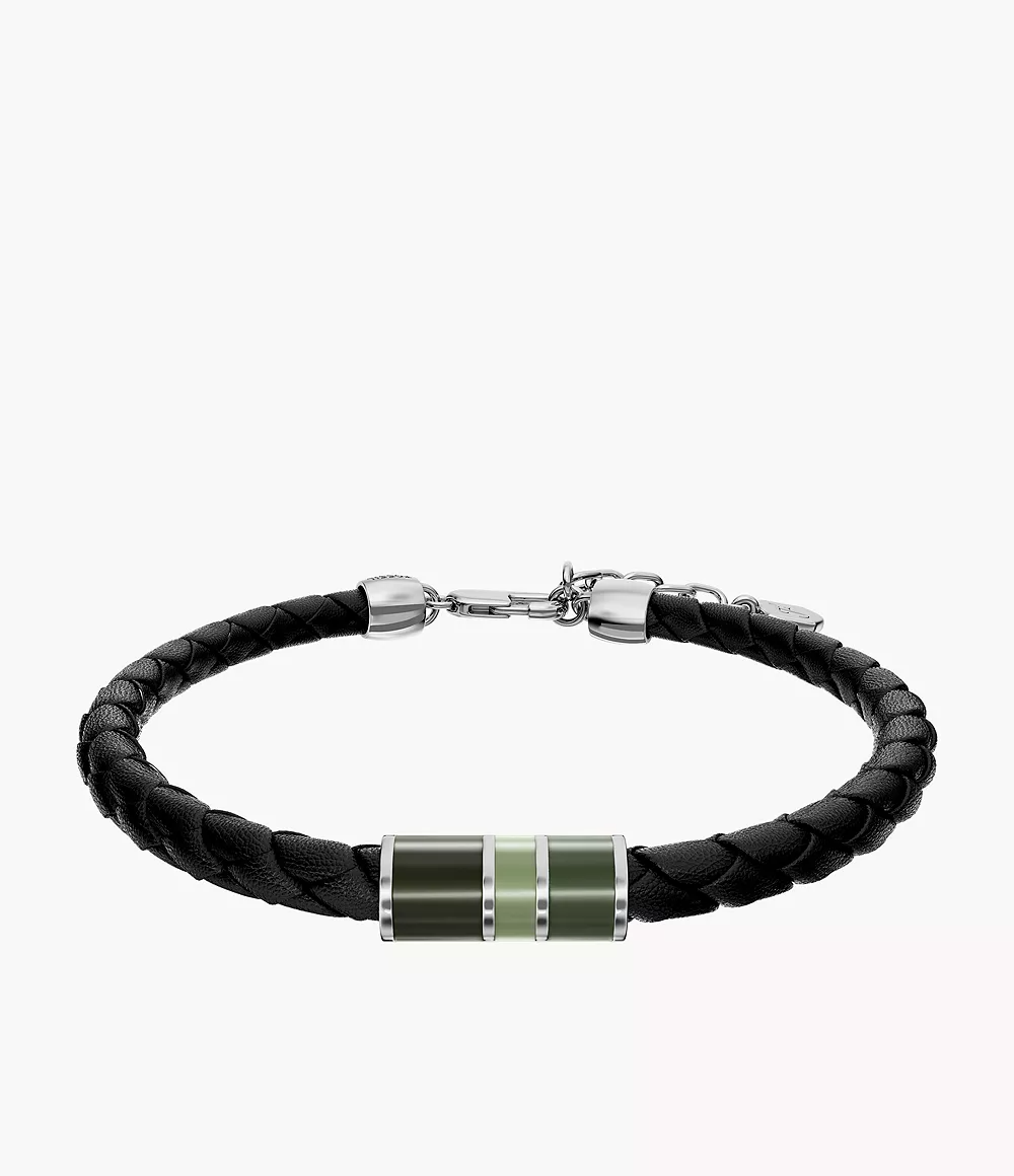 De basis van deze armband wordt gevormd door gevlochten zwart leer, geaccentueerd door een element van roestvrij staal met groene strepen van email in bijpassende tinten. Deze sportieve afwerking geeft het ontwerp visuele diepte, terwijl de karabijnsluiting zorgt voor een veilige pasvorm.