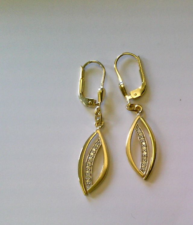 Entdecken Sie die Ohrh&auml;nger Silbervergoldet mit Zirkonia, Modellnummer 5-216827-001. Diese eleganten Ohrringe aus der Kategorie Schmuck und Typ H&auml;ngeohrringe bieten luxuri&ouml;sen Glanz. Perfekt f&uuml;r besondere Anl&auml;sse oder um Ihrem Alltagslook das gewisse Etwas zu verleihen. Kombinieren Sie sie mit hochgesteckten Haaren oder einem Kurzhaarschnitt, um den schimmernden Effekt zu betonen.