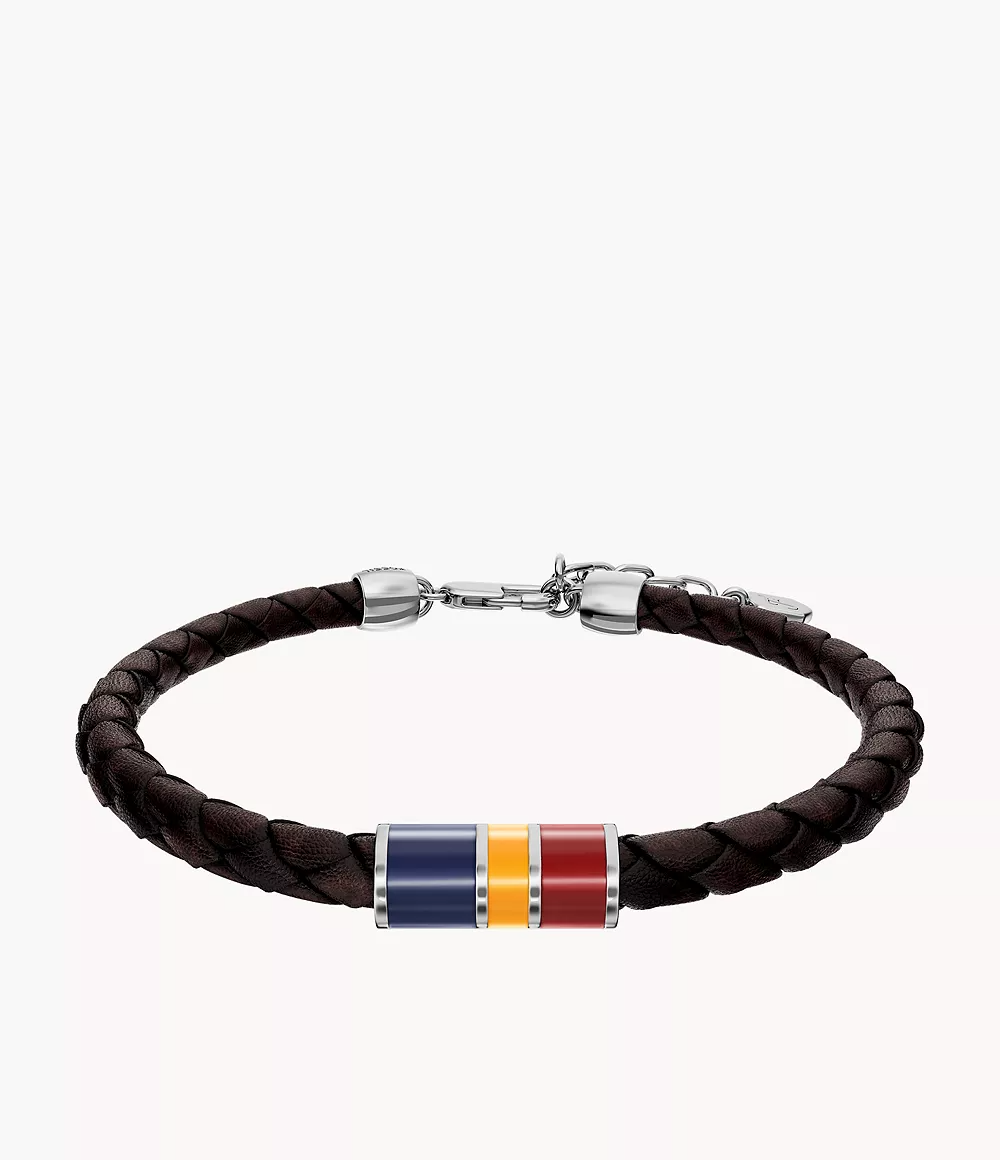 De basis van deze armband wordt gevormd door gevlochten bruin leer, geaccentueerd door een roestvrijstalen element met kleurrijke strepen van emaille. Deze sportieve afwerking geeft het ontwerp visuele diepte, terwijl de karabijnsluiting zorgt voor een veilige pasvorm.