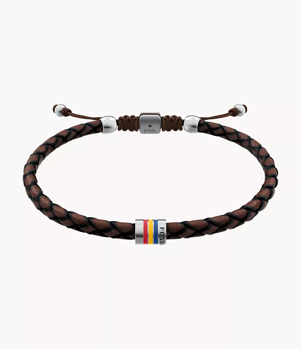 De basis van deze armband wordt gevormd door gevlochten bruin leer, geaccentueerd door een roestvrijstalen element met kleurrijke strepen van emaille. Deze sportieve afwerking geeft het ontwerp visuele diepte, terwijl de schuifsluiting zorgt voor eenvoudig verstellen en een veilige pasvorm.