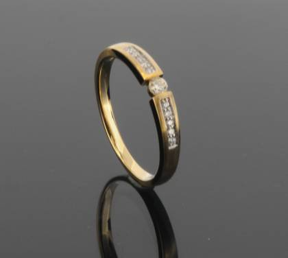 Der D-Ring Gold 585 Modellnummer 1452080544 ist ein eleganter Verlobungsring mit 11 funkelnden Brillanten. Dieser Schmuckring besticht durch seine edle Optik und hochwertige Verarbeitung. Tragen Sie ihn am Ringfinger der linken Hand, um Ihre Verlobung zu symbolisieren. Ein perfektes Geschenk f&uuml;r besondere Momente in Ihrem Leben.