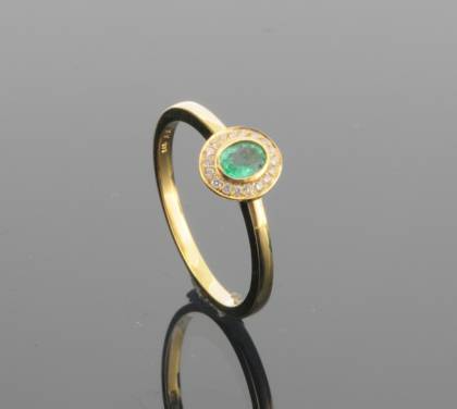 Der D-Ring aus 585er Gold besticht durch einen ovalen Smaragd von 0,18 ct und 16 Brillanten mit insgesamt 0,04 ct. Modellnummer 160613057. Er geh&ouml;rt zur Kategorie "Schmuck" und ist ein Ring f&uuml;r den normalen Anlass. Tragen Sie ihn als elegantes Highlight zu allt&auml;glichen Outfits oder besonderen Anl&auml;ssen.