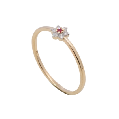 Der D-Ring Gold 585n mit 1 Rubin und 6 Brillanten, Modellnummer 161643054, ist ein eleganter Schmuckring f&uuml;r den Alltag. Die Kombination aus Gold, Rubin und Brillanten verleiht dem Ring einen zeitlosen und luxuri&ouml;sen Look. Tragen Sie ihn alleine oder in Kombination mit anderen Schmuckst&uuml;cken f&uuml;r einen stilvollen Auftritt bei jedem Anlass. Perfekt f&uuml;r den t&auml;glichen Gebrauch.