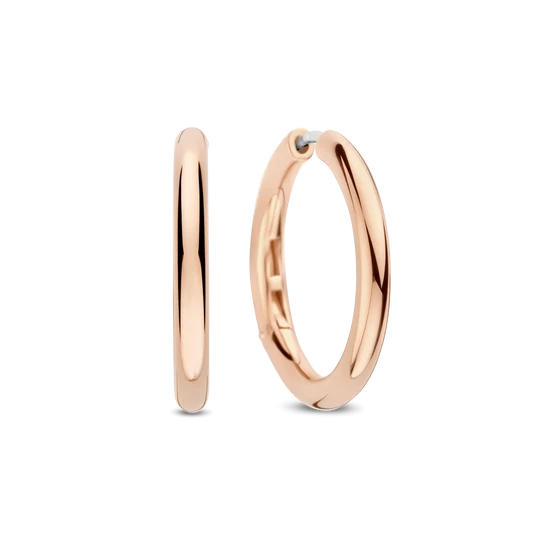 Deze Classic Ros&eacute; Oversized Hoops combineren een tijdloos ontwerp met een warme, moderne uitstraling. De oorringen zijn vervaardigd uit hoogwaardige kwaliteit 925 sterling zilver en rosegoudkleurig verguld. Met een diameter van 25 mm hebben de hoops een royaal formaat, terwijl het gladde, ronde silhouet zorgt voor een strakke en verfijnde look. Draag deze rosegoudkleurig vergulde oversized hoops solo voor een krachtig maar tijdloos statement of combineer ze met subtiele oorstekers voor een persoonlijke ear party. Het veelzijdige ontwerp past moeiteloos bij zowel een dagelijkse outfit als een meer geklede gelegenheid.