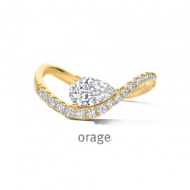 Goudkleurig ring met steentjes in de band en peervormige zirconium