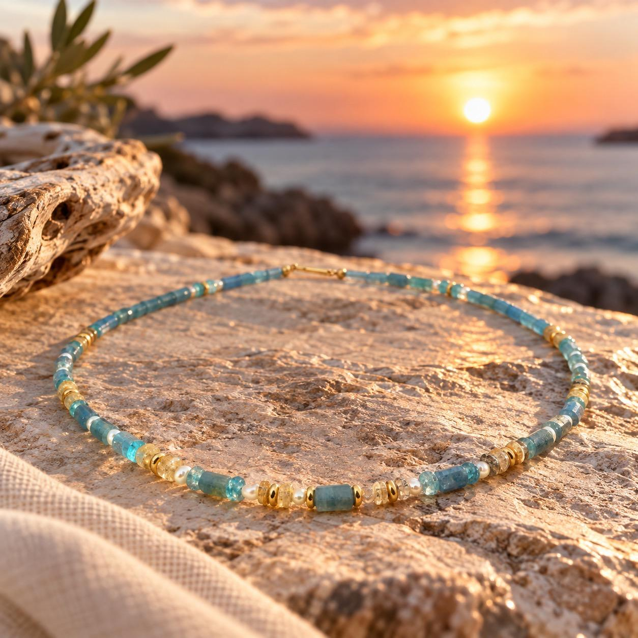 Collier &ndash; Aquamarin, Apatit, Rutilquarz & Gold 750
Wie ein Hauch von Meer und Licht.
Fein abgestufte Blau- und T&uuml;rkist&ouml;ne von Aquamarin und Apatit verbinden sich mit dem besonderen Charakter des Rutilquarzes und dem sanften Schimmer von S&uuml;&szlig;wasserperlen. Dazwischen setzen handgearbeitete Goldperlen aus 750er Gold warme, edle Akzente.
Die bewusst abwechslungsreiche Anordnung der unterschiedlichen Edelsteine macht das Collier lebendig und leicht &ndash; mal transparent, mal intensiv leuchtend. Ein feines Schmuckst&uuml;ck mit sommerlicher Eleganz, das durch seine ungew&ouml;hnliche Materialkombination zum Unikat wird.
Materialien: Aquamarin, Apatit, Rutilquarz, S&uuml;&szlig;wasserperlen & Gold 750
Ausf&uuml;hrung: handgefertigtes Unikat
KISSNER Meisteratelier