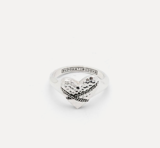 De Ring Hart Chainlinked Zilver brengt liefde, verbinding en karakter samen in een krachtig ontwerp. Het hart vormt het middelpunt van de ring en wordt versterkt door verfijnde chainlinked details die symbool staan voor sterke connecties en blijvende herinneringen. De combinatie van het minimalistische silhouet met de gehamerde structuur geeft deze ring een unieke uitstraling met een subtiel rebels randje. Vervaardigd uit premium gerecycled 925 zilver en ontworpen in Amsterdam. Met de hand gemaakt in Zuid-Oost Azi&euml; door ervaren ambachtslieden.