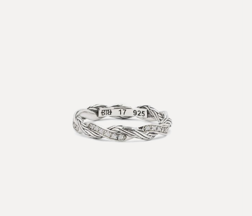 De Stacking Ring Katja Twist Diamant Zilver met lab grown diamanten brengt verfijning en modern design samen in een tijdloos stacking-ontwerp. De subtiele twiststructuur, ge&iuml;nspireerd op het iconische Katja-design, geeft de ring extra diepte en karakter. De ring bevat 25 zorgvuldig geplaatste lab grown diamanten van in totaal 0.15 ct, die zorgen voor een verfijnde schittering die het ontwerp op elegante wijze versterkt. Vervaardigd uit premium gerecycled 925 zilver en ontworpen in Amsterdam. Met de hand gemaakt in Zuidoost-Azi&euml; door ervaren ambachtslieden met oog voor detail en kwaliteit. Dankzij het verfijnde ontwerp is deze stacking ring perfect te combineren met andere sieraden en geschikt om iedere dag te dragen.