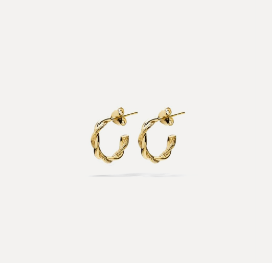 De Hoops Katja Twist Verguld Set combineert verfijnde elegantie met het herkenbare karakter van de Katja-collectie. De subtiele twistdetails geven deze hoops een speelse en moderne uitstraling, terwijl de gewoven structuur zorgt voor een tijdloze balans tussen kracht en verfijning. Ontworpen in Amsterdam en handgemaakt in Zuid-Oost Azi&euml; van gerecycled 925 zilver met een premium gold plating van 3.0 micron dik. De plating is gemiddeld vijf keer dikker dan reguliere gold plated items. Vermijd contact met parfum, schoonmaakmiddelen en water om je premium gold plated sieraad zo lang mogelijk mooi te houden.