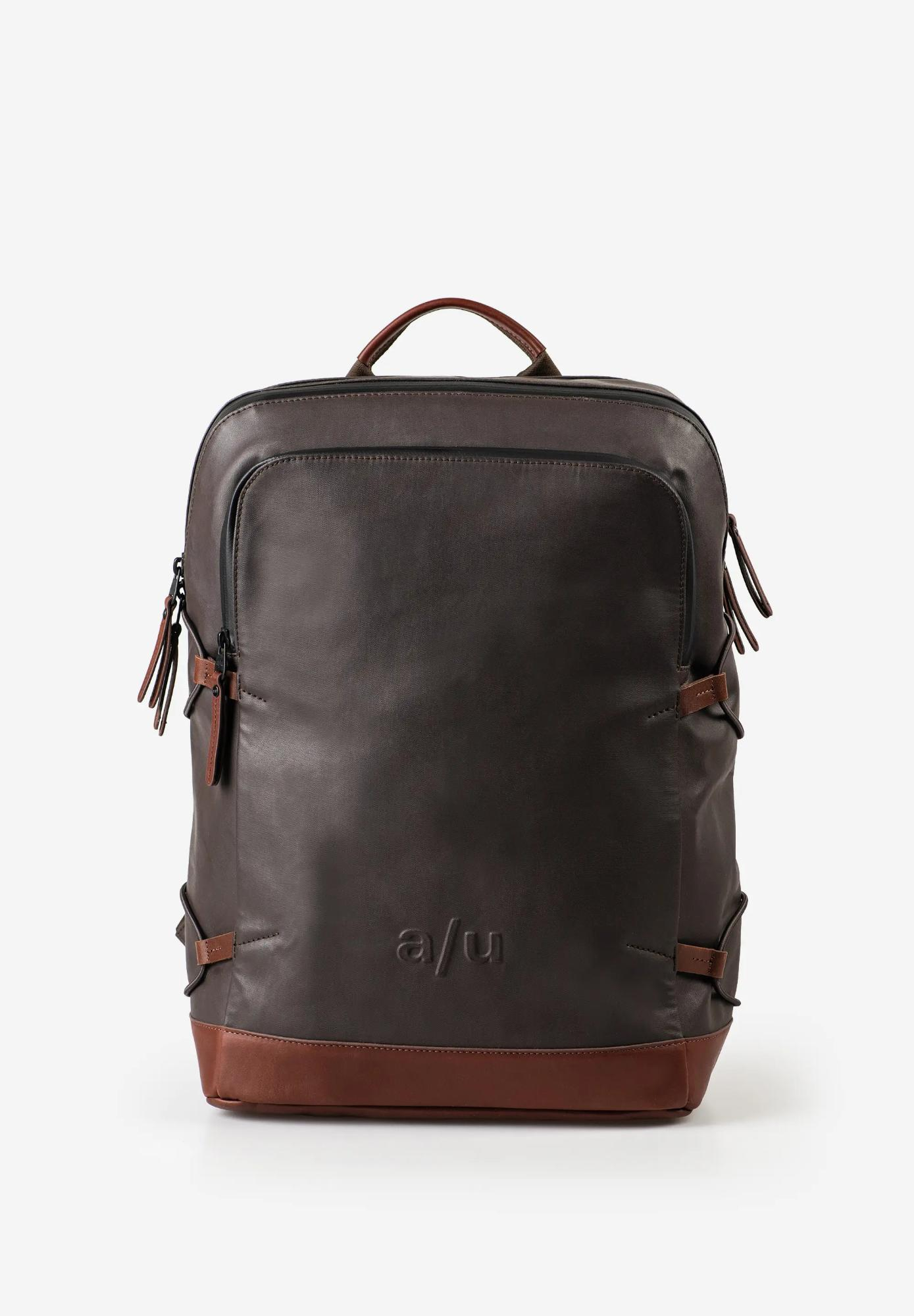 Deze mooie rugzak is voorzien van waterafstotende ritsen. En natuurlijk diverse vakken voor een notebook van 15" inch, tablet vak, groots rits vak aan de voorkant. Een apart vak voor uw telefoon, pennen etc. etc. kortom deze tas moet u zelf beleven.

Het lichte waterafstotende (organisch) katoen weving heeft een zijdematte coating die tijdens gebruik gaat glimmen. De lederen details zijn uit rundleder vervaardigd.


Afmetingen:
Hoogte 43cm x breed 29.5 cm x diep 14.5cm