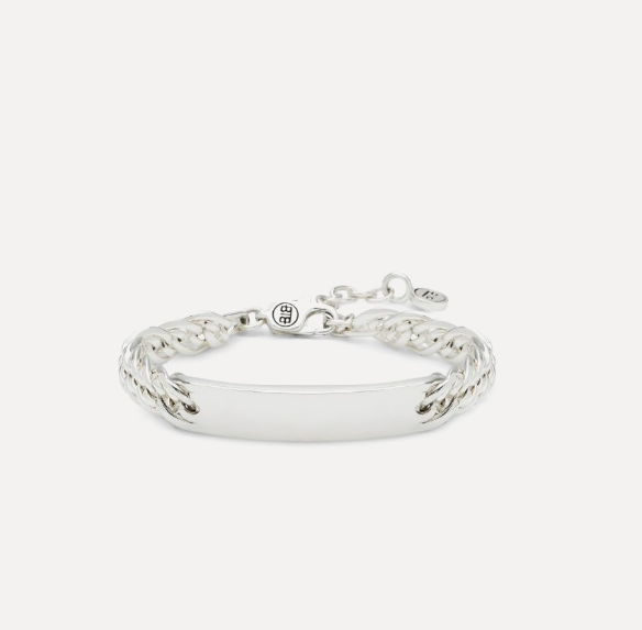 De Armband Nathalie Mini Bar Zilver combineert de iconische Nathalie schakel met een minimalistische graveerbare plaat, waardoor een persoonlijk en tijdloos sieraad ontstaat. De verfijnde dubbele schakels van de Nathalie-collectie worden met precisie getwist en met de hand samengevoegd, een proces dat puur vakmanschap weerspiegelt. Vervaardigd uit premium gerecycled 925 zilver en ontworpen in Amsterdam. De subtiele bar maakt deze armband perfect om een persoonlijke boodschap of herinnering dichtbij je te dragen. Handgemaakt in Zuidoost-Azi&euml; door ervaren ambachtslieden. Dankzij het verfijnde ontwerp is deze armband goed te combineren met andere sieraden en geschikt voor iedere dag.