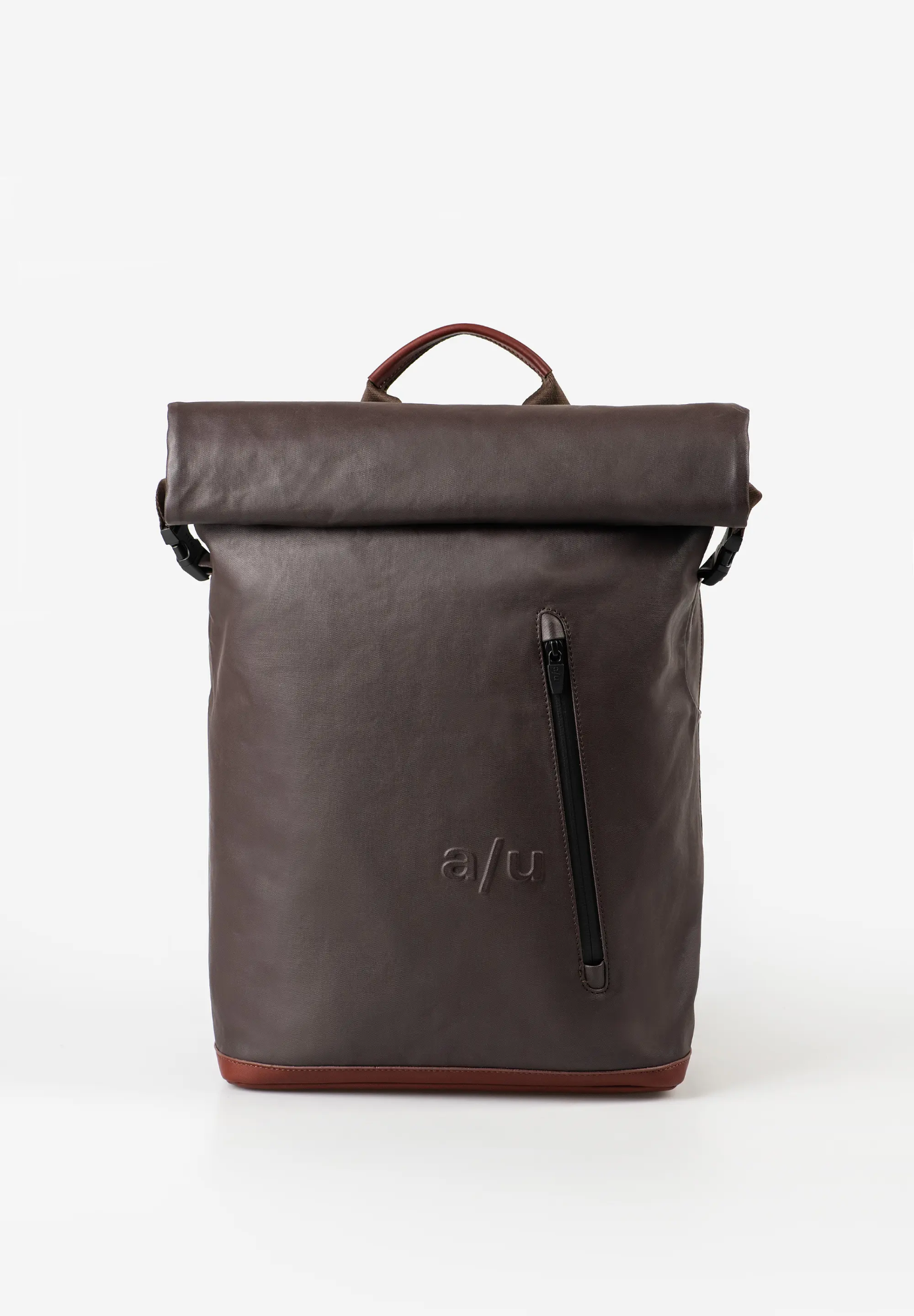 a/u by aunts & uncles &ndash; FUKUI
Fukui is de grotere variant van Tokio en is eveneens vervaardigd uit zijdezacht mat gecoat katoenweefsel. De rugzak is voorzien van waterdichte ritsen en biedt ruimte voor een notebook tot 15 inch. Voor extra gebruiksgemak beschikt deze sportieve rugzak aan de achterzijde over een grote extra ritssluiting, waarmee je snel toegang hebt tot het hoofdvak.
Dankzij het A4-formaat is Fukui niet alleen ideaal voor vrije tijd, maar ook een betrouwbare metgezel voor school of universiteit.
DETAILS
Hoofdvak met ritssluiting en roll-/omslagsluiting
Snelle toegang tot het hoofdvak via extra rits met twee trekkers
Ritsvak aan de binnenzijde
Ritsvak aan de voorzijde
Gevoerd laptopvak (15 inch)
Smartphonevak
Steekvak
Twee penlussen
Sleutelband
Handgreep
EIGENSCHAPPEN
Kleur: transformative teal
Gewicht: 1,000 kg
Buitenafmetingen: ca. 28,5 &times; 13 &times; 43 &ndash; 64 cm
Collectie: Japan