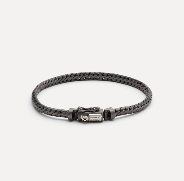 De Armband Ben Mini Black Rhodium Zilver brengt het iconische Ben design samen met een krachtige matte black rhodium finish en gepolijste zilveren details. De verfijnde, kleinere Ben schakel geeft deze armband een stoere uitstraling met een subtiel karakter. Vervaardigd uit premium gerecycled 925 zilver en ontworpen in Amsterdam. Met de hand gemaakt in Zuid-Oost Azi&euml; door ervaren ambachtslieden. Let op! Deze unieke black rhodium finish is zo ontwikkeld dat je sieraad een vintage look krijgt naarmate je het draagt. Zo ontwikkel je een eigen look, passend bij jouw levensstijl.