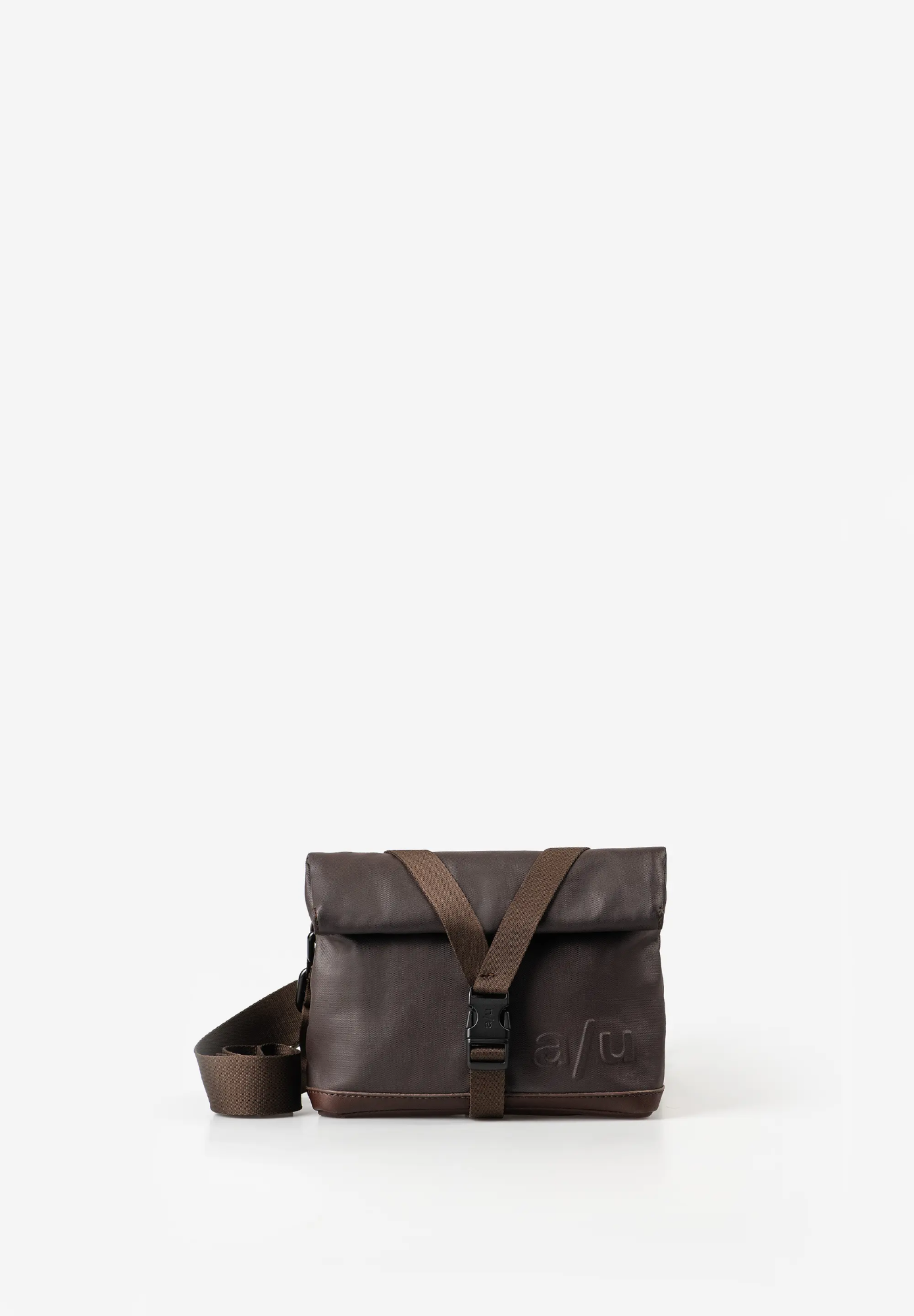 a/u by aunts & uncles &ndash; TSU
Tsu is een veelzijdige 2-in-1 tas: draag hem als heuptas of crossbody schoudertas met extra volume. Gemaakt van waterafstotend gecoat katoen gecombineerd met premium leer.
Details :
2-in-1: heup- & schoudertas
Hoofdvak met drukknoop en rol-/flapsluiting met gesp
Ritsvak voor en binnenin
Smartphonevak met leren flap en klittenband
Verstelbare, deels afneembare schouderband
Waterafstotende ritsen
Nylon voering, leren accenten

Specificaties:
Kleur: amber
Gewicht: 0,42 kg
Inhoud: ca. 2,5 L
Afmetingen: ca. 21 x 6 x 16&ndash;23 cm
Bandlengte: ca. 60&ndash;140 cm
Collectie: Japan
