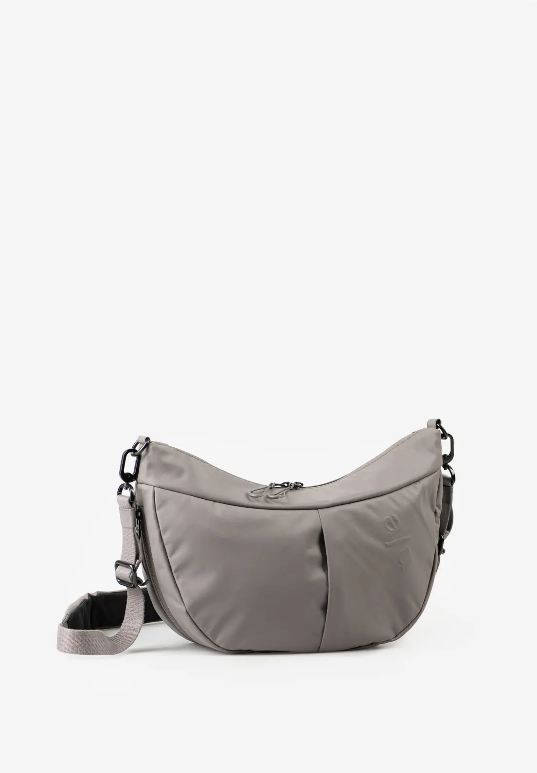 a/u by aunts & uncles &ndash; Toyo RE Lite
De Toyo RE Lite van a/u by aunts & uncles is een comfortabele, knuffelzachte halfmoon bag die licht, waterafstotend en bijzonder stevig is. Dankzij het ruime hoofdvak neem je moeiteloos al je dagelijkse essentials mee. De slimme binnenvakken, het uitneembare extra tasje en het handige sleutelkoord zorgen ervoor dat alles overzichtelijk en binnen handbereik blijft.
Aan de buitenkant vind je zowel aan de voor- als achterzijde een praktisch ritsvak. Heb je onderweg toch wat extra ruimte nodig? Met de rondomlopende rits vergroot je het volume van de Toyo eenvoudig, zodat er net wat meer in past.
De verstelbare schouderband met comfortabele schouderpadding maakt de tas prettig om dagelijks te dragen. De Toyo RE Lite combineert daarmee een casual uitstraling met praktische functionaliteit &ndash; ideaal voor onderweg, tijdens het shoppen of als compacte dagelijkse tas.
Details
Hoofdvak met tweewegrits
Ritsvak aan de achterzijde
Verzonken ritsvak aan de voorzijde
Ritsvak aan de binnenkant
Binnenvak, bijvoorbeeld voor je smartphone
Handig sleutelkoord
Uitneembaar extra tasje met rits
Volume uitbreidbaar dankzij de rondomlopende rits
a/u-reli&euml;fprint
Verstelbare schouderband met schouderpadding
Duurzame voering van gerecycled nylon
Eigenschappen

Gewicht: 0,4 kg
Afmetingen (L &times; D &times; H): ca. 33,5 &times; 10&ndash;14 &times; 18,5 cm
Collectie: Japan RE Lite
