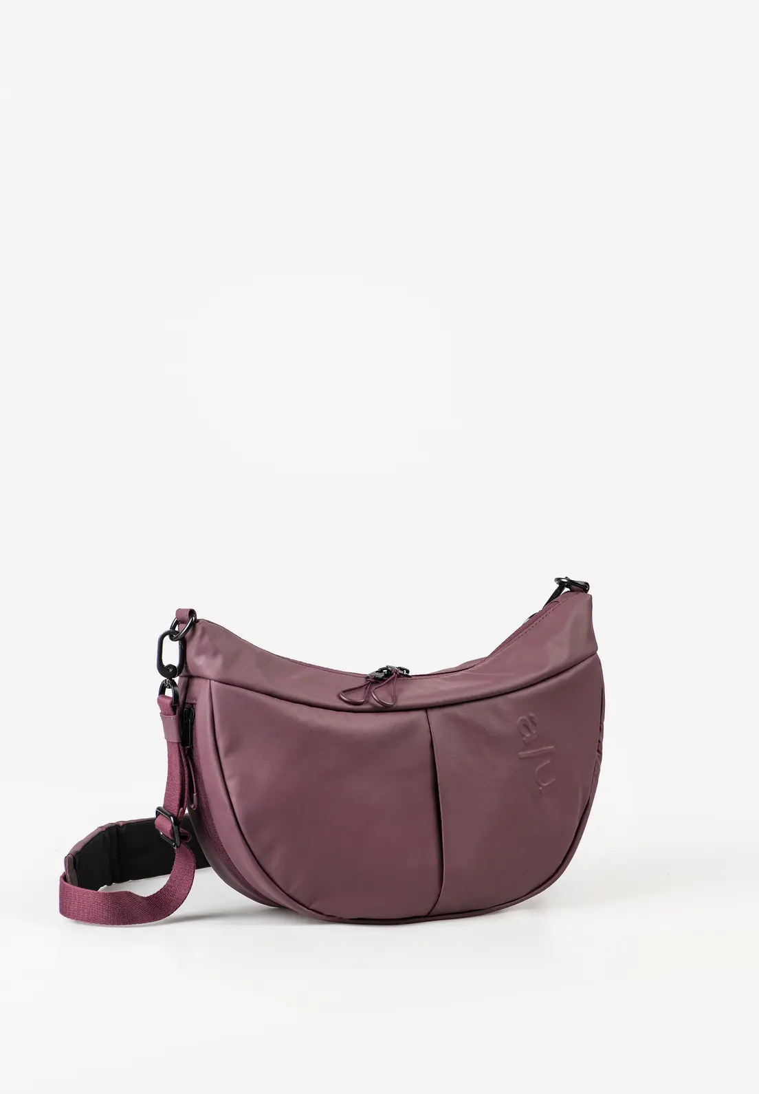 a/u by aunts & uncles &ndash; Toyo RE Lite
De Toyo RE Lite van a/u by aunts & uncles is een comfortabele, knuffelzachte halfmoon bag die licht, waterafstotend en bijzonder stevig is. Dankzij het ruime hoofdvak neem je moeiteloos al je dagelijkse essentials mee. De slimme binnenvakken, het uitneembare extra tasje en het handige sleutelkoord zorgen ervoor dat alles overzichtelijk en binnen handbereik blijft.
Aan de buitenkant vind je zowel aan de voor- als achterzijde een praktisch ritsvak. Heb je onderweg toch wat extra ruimte nodig? Met de rondomlopende rits vergroot je het volume van de Toyo eenvoudig, zodat er net wat meer in past.
De verstelbare schouderband met comfortabele schouderpadding maakt de tas prettig om dagelijks te dragen. De Toyo RE Lite combineert daarmee een casual uitstraling met praktische functionaliteit &ndash; ideaal voor onderweg, tijdens het shoppen of als compacte dagelijkse tas.
Details
Hoofdvak met tweewegrits
Ritsvak aan de achterzijde
Verzonken ritsvak aan de voorzijde
Ritsvak aan de binnenkant
Binnenvak, bijvoorbeeld voor je smartphone
Handig sleutelkoord
Uitneembaar extra tasje met rits
Volume uitbreidbaar dankzij de rondomlopende rits
a/u-reli&euml;fprint
Verstelbare schouderband met schouderpadding
Duurzame voering van gerecycled nylon
Eigenschappen

Gewicht: 0,4 kg
Afmetingen (L &times; D &times; H): ca. 33,5 &times; 10&ndash;14 &times; 18,5 cm
Collectie: Japan RE Lite
