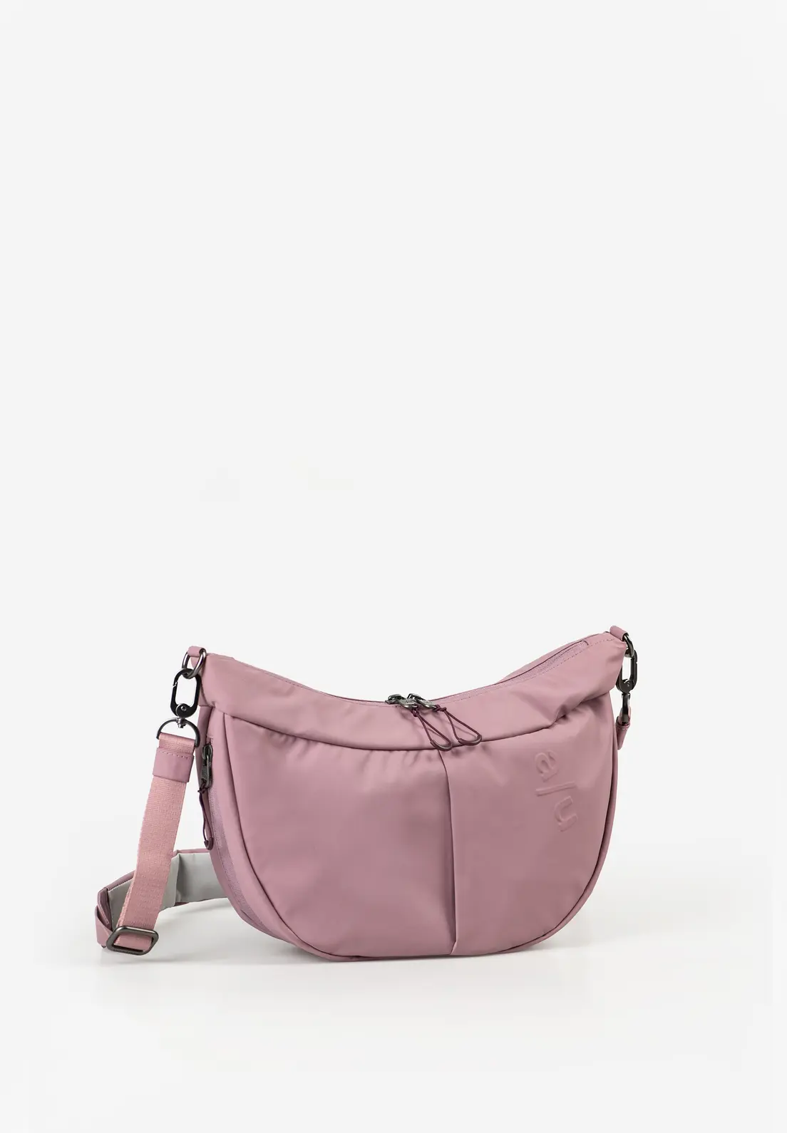 a/u by aunts & uncles &ndash; Toyo RE Lite
De Toyo RE Lite van a/u by aunts & uncles is een comfortabele, knuffelzachte halfmoon bag die licht, waterafstotend en bijzonder stevig is. Dankzij het ruime hoofdvak neem je moeiteloos al je dagelijkse essentials mee. De slimme binnenvakken, het uitneembare extra tasje en het handige sleutelkoord zorgen ervoor dat alles overzichtelijk en binnen handbereik blijft.
Aan de buitenkant vind je zowel aan de voor- als achterzijde een praktisch ritsvak. Heb je onderweg toch wat extra ruimte nodig? Met de rondomlopende rits vergroot je het volume van de Toyo eenvoudig, zodat er net wat meer in past.
De verstelbare schouderband met comfortabele schouderpadding maakt de tas prettig om dagelijks te dragen. De Toyo RE Lite combineert daarmee een casual uitstraling met praktische functionaliteit &ndash; ideaal voor onderweg, tijdens het shoppen of als compacte dagelijkse tas.
Details
Hoofdvak met tweewegrits
Ritsvak aan de achterzijde
Verzonken ritsvak aan de voorzijde
Ritsvak aan de binnenkant
Binnenvak, bijvoorbeeld voor je smartphone
Handig sleutelkoord
Uitneembaar extra tasje met rits
Volume uitbreidbaar dankzij de rondomlopende rits
a/u-reli&euml;fprint
Verstelbare schouderband met schouderpadding
Duurzame voering van gerecycled nylon
Eigenschappen

Gewicht: 0,4 kg
Afmetingen (L &times; D &times; H): ca. 33,5 &times; 10&ndash;14 &times; 18,5 cm
Collectie: Japan RE Lite