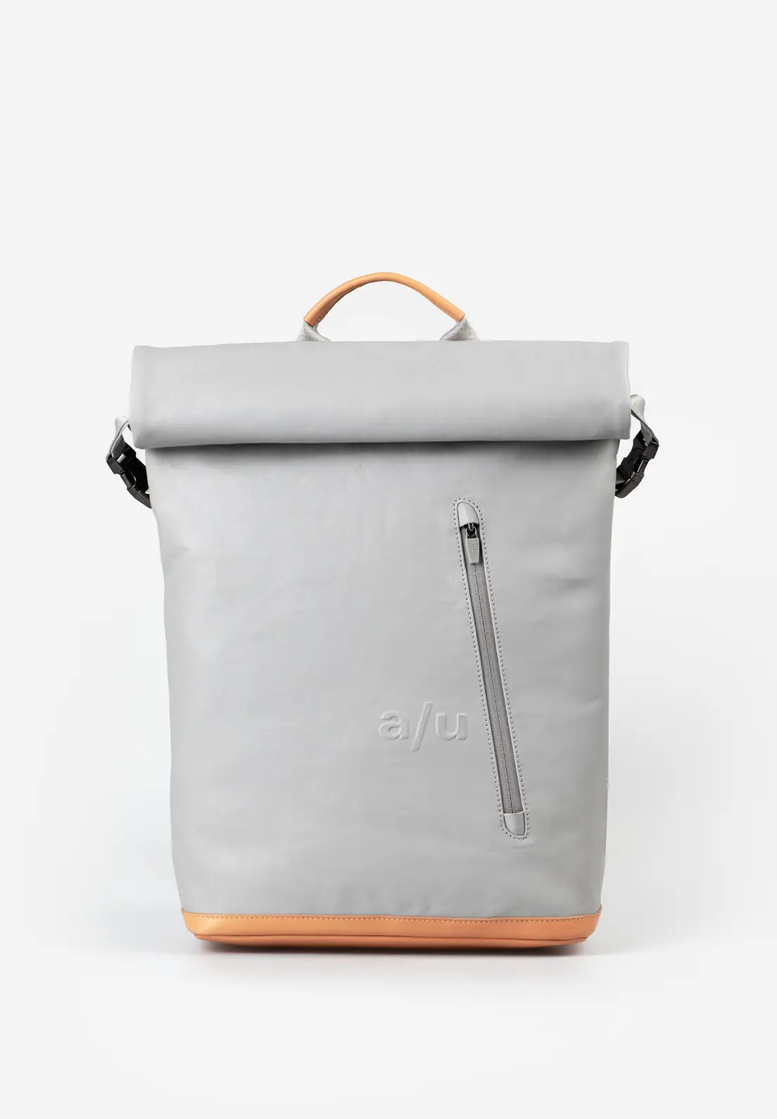 a/u by aunts & uncles &ndash; FUKUI
Fukui is de grotere variant van Tokio en is eveneens vervaardigd uit zijdezacht mat gecoat katoenweefsel. De rugzak is voorzien van waterdichte ritsen en biedt ruimte voor een notebook tot 15 inch. Voor extra gebruiksgemak beschikt deze sportieve rugzak aan de achterzijde over een grote extra ritssluiting, waarmee je snel toegang hebt tot het hoofdvak.
Dankzij het A4-formaat is Fukui niet alleen ideaal voor vrije tijd, maar ook een betrouwbare metgezel voor school of universiteit.
DETAILS
Hoofdvak met ritssluiting en roll-/omslagsluiting
Snelle toegang tot het hoofdvak via extra rits met twee trekkers
Ritsvak aan de binnenzijde
Ritsvak aan de voorzijde
Gevoerd laptopvak (15 inch)
Smartphonevak
Steekvak
Twee penlussen
Sleutelband
Handgreep
EIGENSCHAPPEN
Kleur: transformative teal
Gewicht: 1,000 kg
Buitenafmetingen: ca. 28,5 &times; 13 &times; 43 &ndash; 64 cm
Collectie: Japan