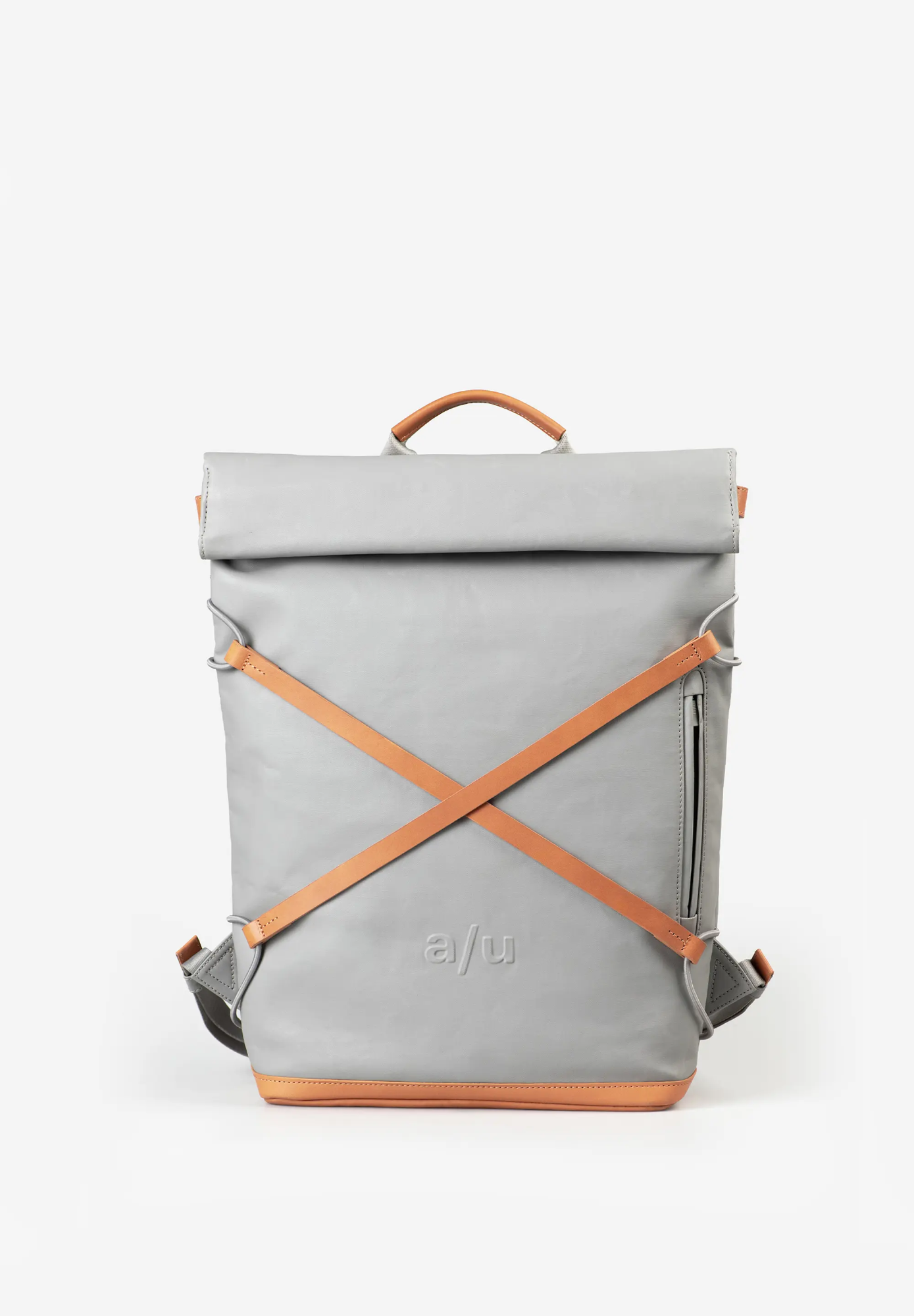 u by aunts & uncles &ndash; OSAKA circular grey
Ruimte, stijl en bescherming &ndash; jouw betrouwbare partner voor werk en vrije tijd

De Osaka is de grotere broer van de Yokohama en biedt alles wat je zoekt in een moderne rugzak: een robuuste uitstraling, een slimme indeling en een hoog draagcomfort. Deze stijlvolle rugzak uit de Japan-collectie van a/u by aunts & uncles is gemaakt van dicht geweven katoen, afgewerkt met een seidenmatte coating die waterafstotend is &eacute;n bij gebruik steeds mooier wordt.

Dankzij het grote hoofdvak met regenbestendige 2-wegrits aan de achterzijde &eacute;n een tweede vak met rolltop/dubbele drukknoopsluiting, is Osaka perfect geschikt voor dagelijks gebruik, studie, werk of reizen. Binnenin vind je een gevoerd laptopvak (tot 15&rdquo;), meerdere insteekvakken, pennenlussen en een extra ritsvak. Het vak aan de voorzijde biedt snelle toegang tot je essentials.

Een uniek kenmerk is de gekruiste leren applicatie op de voorzijde &ndash; een subtiel en herkenbaar stijlelement.

Details op een rijtje:
✔️ Ruim hoofdvak met regenbestendige 2-wegrits aan de achterzijde
✔️ Extra groot vak met rolltop/dubbele drukknoopsluiting
✔️ Gevoerd 15" laptopvak met leren flap en klittenbandsluiting
✔️ Ritsvak binnenin + op de voorzijde
✔️ Groot en klein insteekvak (bijv. voor smartphone of kaarten)
✔️ Twee pennenlussen
✔️ Handgreep + verstelbare, gevoerde schouderbanden
✔️ Waterafstotend gecoat canvas van katoen
✔️ Gekruiste leren applicatie als stijlaccent

Specificaties:
 Afmetingen: ca. 29 x 12 x 45 &ndash; 53 cm (uitrolbaar)
⚖️ Gewicht: ca. 0,88 kg
 Kleur: Circular grey
Osaka &ndash; functioneel, stijlvol en klaar voor elk avontuur.
