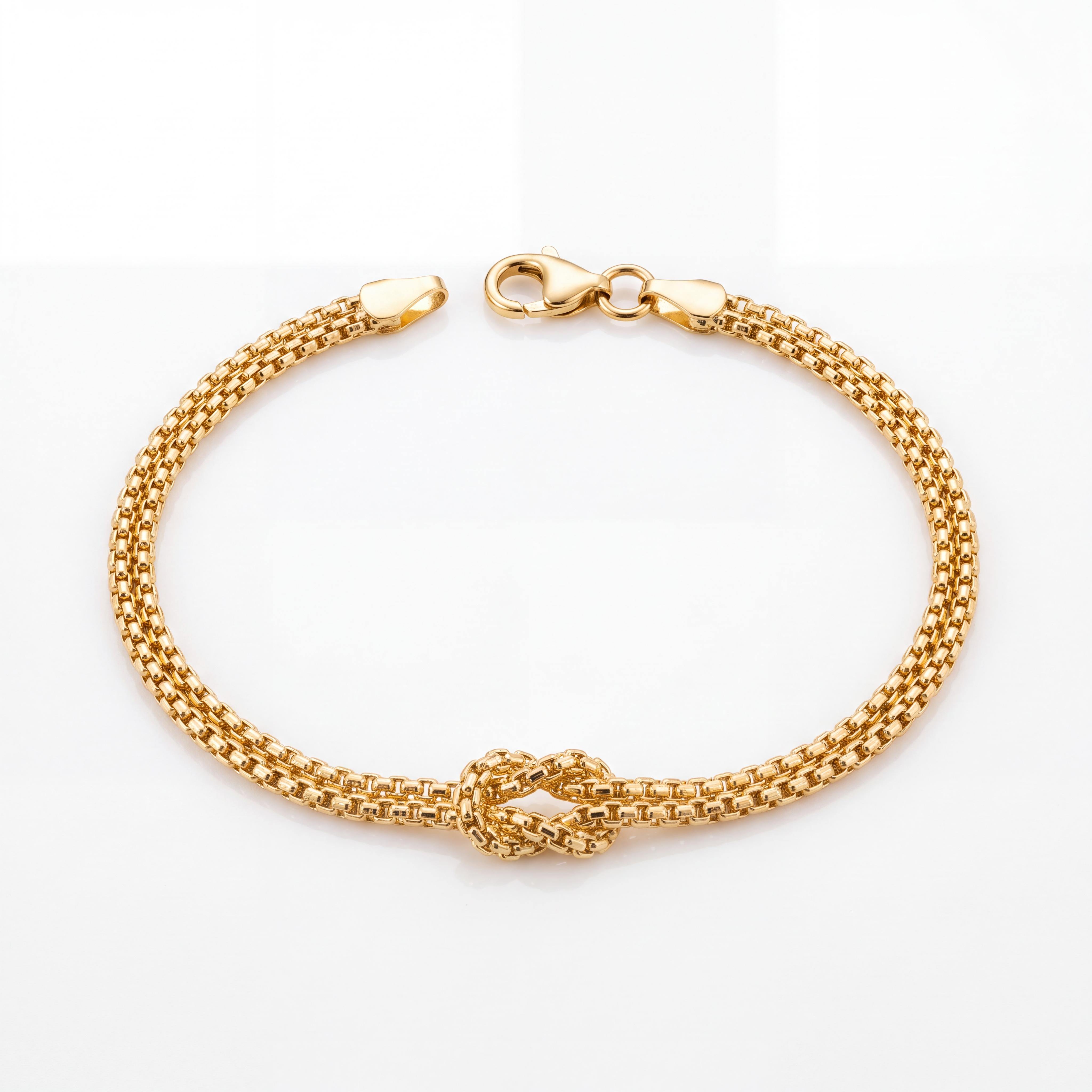 Elegante 14 karaat geelgouden armband (3.2mm breed) bestaande uit een dubbele Venetiaanse ketting met een verfijnd knoopdetail (7 mm breed). Met een lengte van 19 cm is dit een speels en luxueus sieraad. Te bewonderen bij Juwelier Rijk aan de Heiligeweg 10 in Amsterdam.
