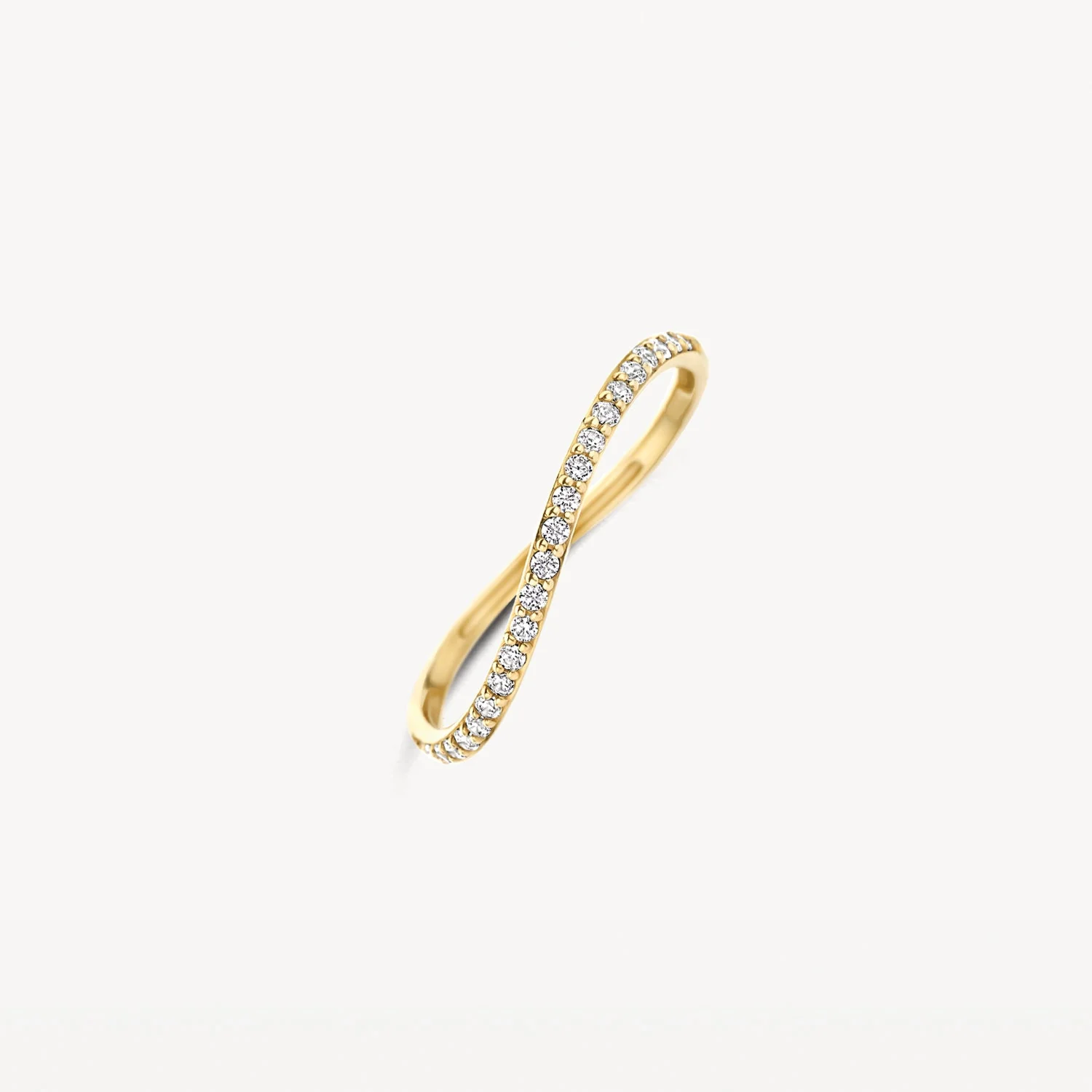 Deze 14karaat geelgouden ring is rijkelijk bezet met heldere zirkonia's in een sprankelende pav&eacute;zetting. De band heeft een doorsnede van 1,3 mm, waardoor de steentjes optimaal tot hun recht komen.