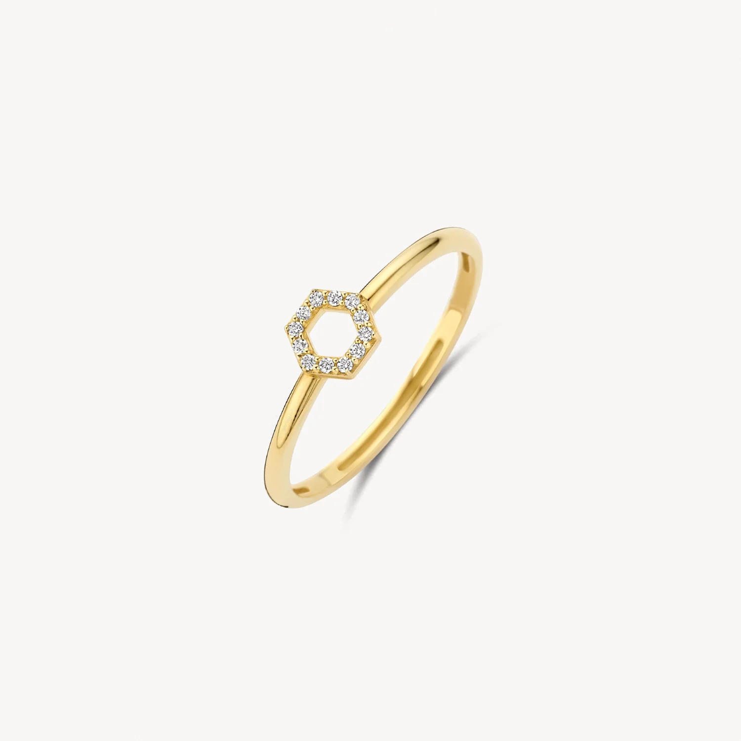 Deze 14k geelgouden ring toont een rij aflopende, heldere zirkonia's in pav&eacute;zetting, van 5 mm tot 5,5 mm. De band zelf heeft een doorsnede van 1,3 mm. 