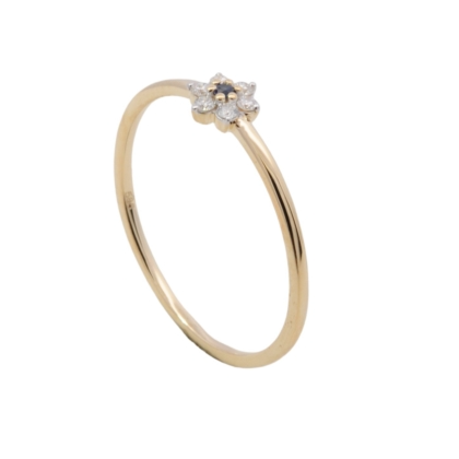 Entdecken Sie unseren eleganten D-Ring aus 585er Gold, Modellnummer 162708056. Mit einem strahlend blauen Saphir von 0,02 ct und sechs funkelnden Brillanten ist dieser Ring ein Highlight jeder Schmucksammlung. Perfekt f&uuml;r den Alltag geeignet, kombiniert er zeitloses Design mit luxuri&ouml;ser Eleganz. Tragen Sie ihn zu jedem Outfit f&uuml;r einen stilvollen Akzent.