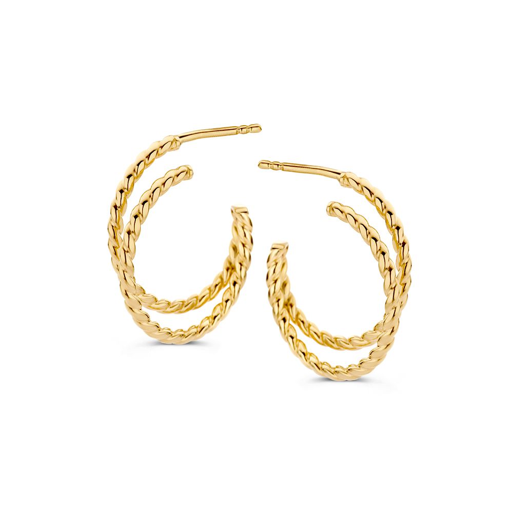 Deze 14 karaat geelgouden oorstekers met gedraaide bewerkinggeven je het effect van twee oorringen in &eacute;&eacute;n. Dankzij het slimme ontwerp lijkt het alsof je een dubbele ear look draagt, terwijl je gewoon &eacute;&eacute;n gaatje nodig hebt. Stijlvol en verrassend tegelijk.
