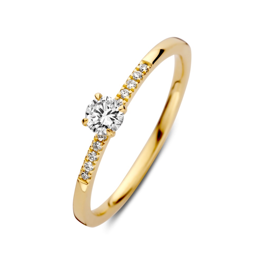 Excellent Jewelry geelgouden ring met Lab Grown Diamant 0.26 crt.
Deze verfijnde 14 karaat geelgouden ring combineert een klassieke solitaire uitstraling met de extra schittering van fonkelende zijdiamanten. De briljant geslepen lab grown diamant van 0.20 crt. vormt het stralende middelpunt, terwijl de zijstenen het totale diamantgewicht op 0.26 crt. brengen en de centrale steen optisch nog meer laten spreken.

De warme glans van het geelgoud geeft de ring een tijdloze en elegante uitstraling, waardoor hij perfect is als verlovingsring of als bijzonder cadeau voor een onvergetelijk moment. De lab grown diamanten zijn optisch, chemisch en fysiek identiek aan natuurlijke diamanten en bieden dezelfde schittering en duurzaamheid. Een stijlvol sieraad waarin klassiek design en verfijnd vakmanschap samenkomen.