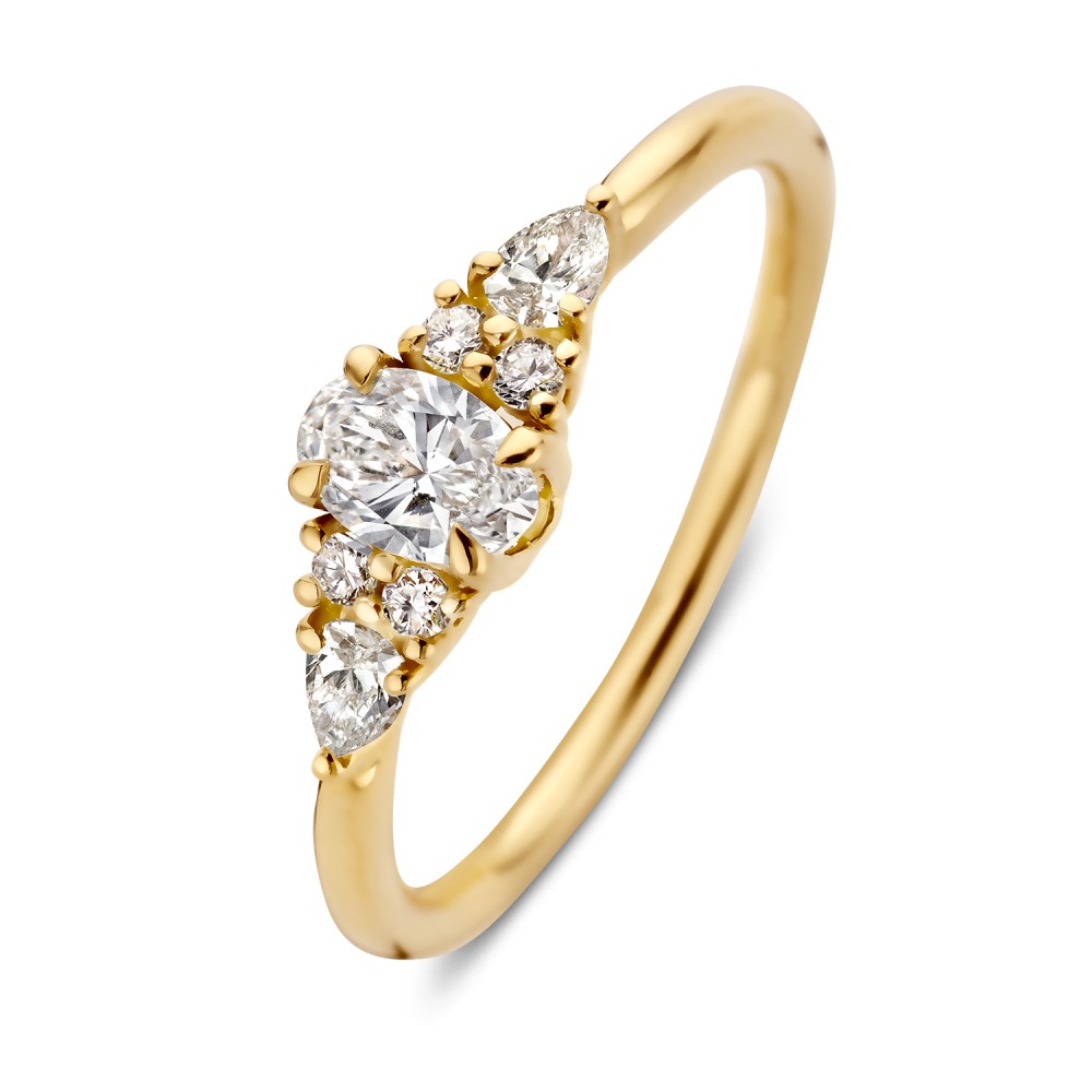 Een bijzondere 14 karaat geelgouden ring met een romantische, vintage ge&iuml;nspireerde uitstraling. De ovale lab grown diamant vormt het middelpunt en wordt omringd door briljant en peer geslepen zijstenen, samen goed voor 0,55 crt. diamant. De speelse combinatie van slijpvormen geeft de ring een verfijnde schittering en maakt dit ontwerp tot een karaktervolle keuze als verlovingsring.