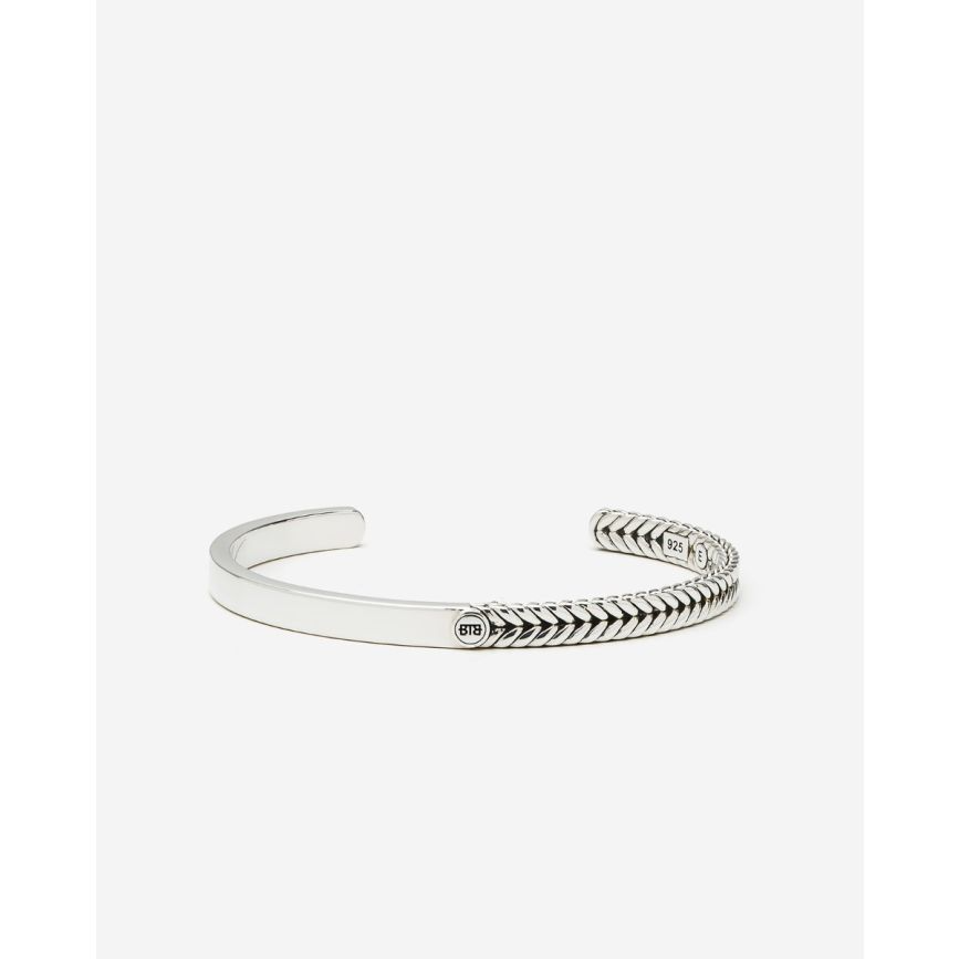 De Armband Bangle Barbara Dual Zilver, modelnummer 469 F DUAL BANGLE, valt onder de categorie "JEWEL" en is van het type "BRACELET". Deze stijlvolle bangles zijn ideaal om zowel los als gecombineerd met andere armbanden te dragen voor een trendy look. Perfect voor zowel casual als formele gelegenheden. Voeg een vleugje elegantie toe aan elke outfit met deze veelzijdige armband.