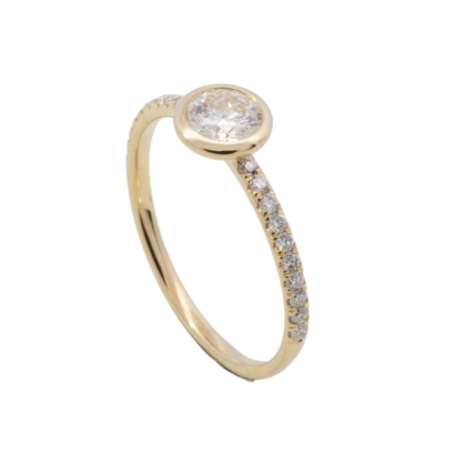 Der D Ring Gold 375 mit einem zentralen Labordiamanten von 0,70 ct bietet eine atemberaubende &Auml;sthetik f&uuml;r Verlobungen. Modelnummer: 300003054. Tragen Sie ihn an Ihrem Ringfinger, um seine Eleganz zur Geltung zu bringen. Perfekt f&uuml;r besondere Anl&auml;sse, symbolisiert er Liebe und Hingabe. Ein zeitloses Schmuckst&uuml;ck, das jedes Outfit veredelt.