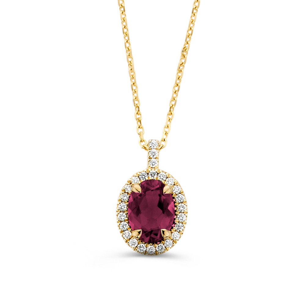 Exellent Jewelry elegante, geelgouden hanger gezet met een bijzondere, roze toermalijnedelsteen als eyecatcher. Deze betoverende edelsteen is gefaceteerd geslepen en dankzij de entourage zetting met fijne briljanten, schittertde kettingje tegemoet. De hanger wordt geleverd met een bijpassend 14kt geelgouden collier met ankerschakel en karabijnsluiting.Deze collectie bestaat uit sieraden met verschillende edelstenen, je kiest zelf de kleur die het best bij jou past.
