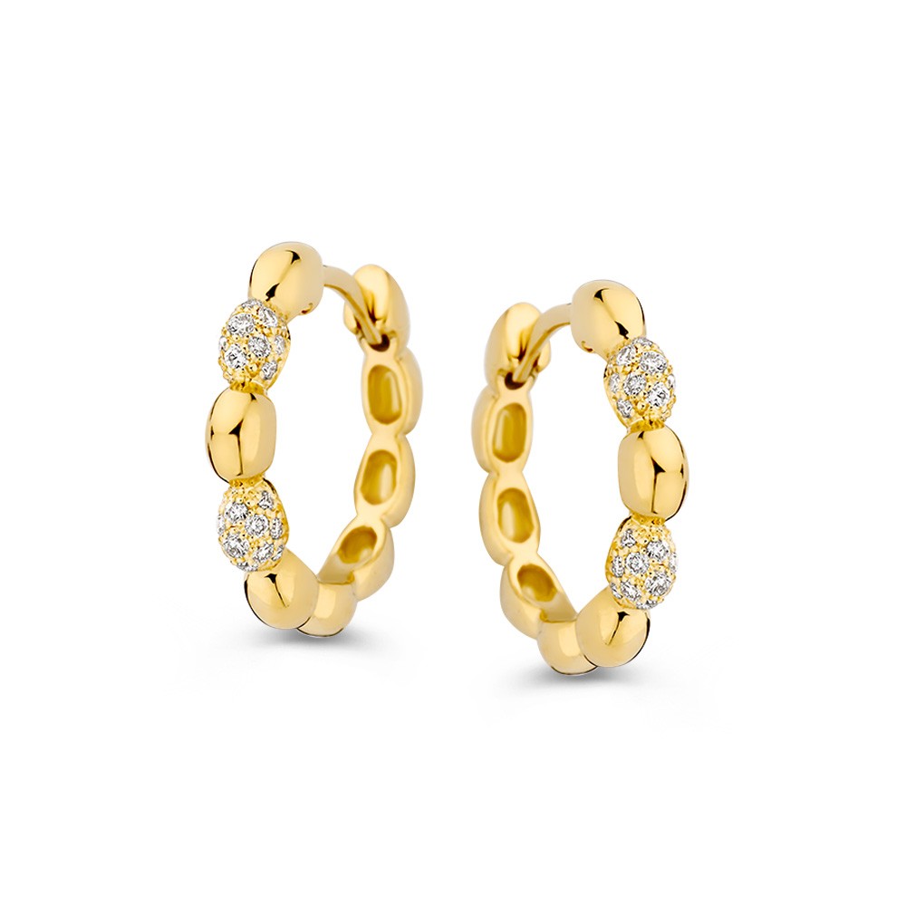 Excellent Jewelry gouden oorringen. Deze elegante oorringen van 14 karaat geelgoud zijn uitgevoerd met ronde bolletjes en schitterende briljantgeslepen diamanten (0,16 crt) voor een subtiele, sprankelende look.
