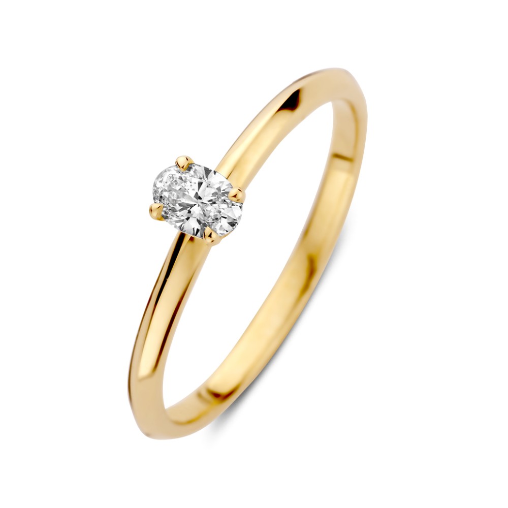 Excellent Jewelry geelgouden ring met Lab Grown Diamant 0.21 crt.
Subtiel, tijdloos en stijlvol. Deze prachtige 14 karaat geelgouden ring is gezet met een schitterende 0,21 crt. lab-grown diamant in een klassieke, solitaire zetting. De warme kleur van het geelgoud laat de ovaal geslepen diamant prachtig tot zijn recht komen en zorgt voor een elegante uitstraling die nooit uit de mode raakt.

Met haar verfijnde ontwerp is deze diamanten ring perfect als verlovingsring, maar ook als betekenisvol cadeau voor een verjaardag, jubileum of ander bijzonder moment. De solitaire zetting benadrukt de natuurlijke schittering van de diamant en maakt deze ring geschikt om iedere dag met plezier te dragen.

De lab-grown diamant is een echte diamant met dezelfde chemische samenstelling, hardheid en schittering als een natuurlijke diamant. Het verschil zit uitsluitend in de oorsprong: de diamant wordt onder gecontroleerde omstandigheden gecre&euml;erd. Daarmee kies je voor een eigentijdse en bewuste variant zonder concessies te doen aan kwaliteit of uitstraling.

Gemaakt van 14 karaat goud staat deze ring garant voor jarenlang draagplezier. Een tijdloos sieraad dat symbool staat voor liefde, verbondenheid en de mooiste momenten in het le