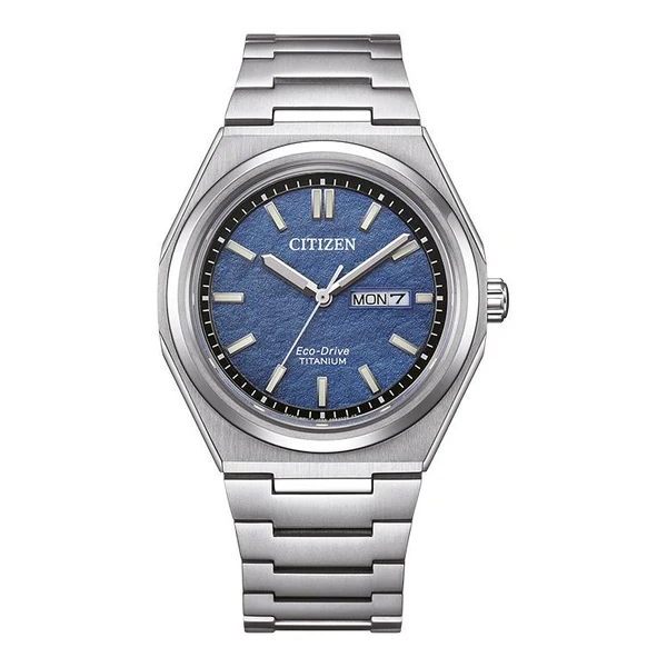 De  Citizen AW0130-85LE uit de Super Titanium&trade;-collectie combineert modern design met geavanceerde technologie. De opvallende blauwe wijzerplaat geeft het horloge een stijlvolle en eigentijdse uitstraling, terwijl de kast en band van Super Titanium zorgen voor optimaal draagcomfort en uitzonderlijke duurzaamheid.

Dankzij de innovatieve Eco-Drive technologie werkt het horloge op lichtenergie, waardoor batterijwissels overbodig zijn. Daarnaast is het model uitgerust met krasbestendig saffierglas, een geschroefde kastbodem en een praktische dag- en datumweergave.

Super Titanium is exclusief ontwikkeld door Citizen en ontstaat door puur titanium te combineren met de speciale Duratect-oppervlakteharding. Hierdoor is het materiaal tot vijf keer harder dan roestvrij staal, 40% lichter, hypoallergeen en uitstekend bestand tegen corrosie en krassen. Deze unieke eigenschappen maken Super Titanium zelfs geschikt voor toepassingen binnen de Japanse ruimtevaart.